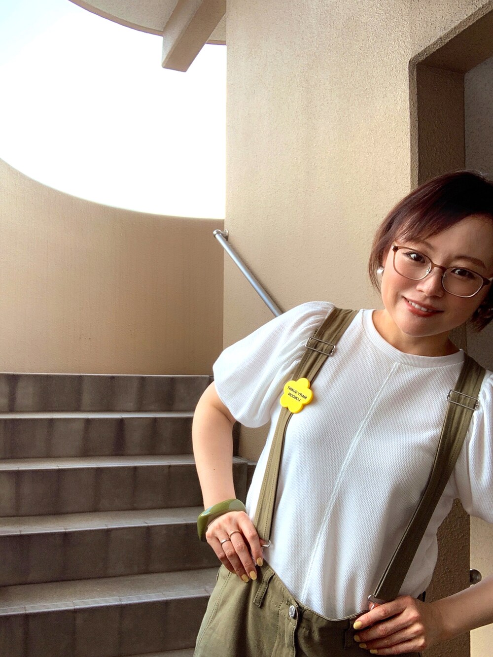 「夏コーデ、サロペット、ラクチンコーデ、低身長、アラフィフ、メガネ女子、おしゃれさんと繋がりたい、スウィーツ同盟会」｜「Ungridの半袖カットソー（Tシャツ/カットソー、ホワイト系）」を使った、akocoa♩¨̮·͜· ︎︎ ︎︎さん（レディース・153cm）の夏コーディネートの2枚目の写真