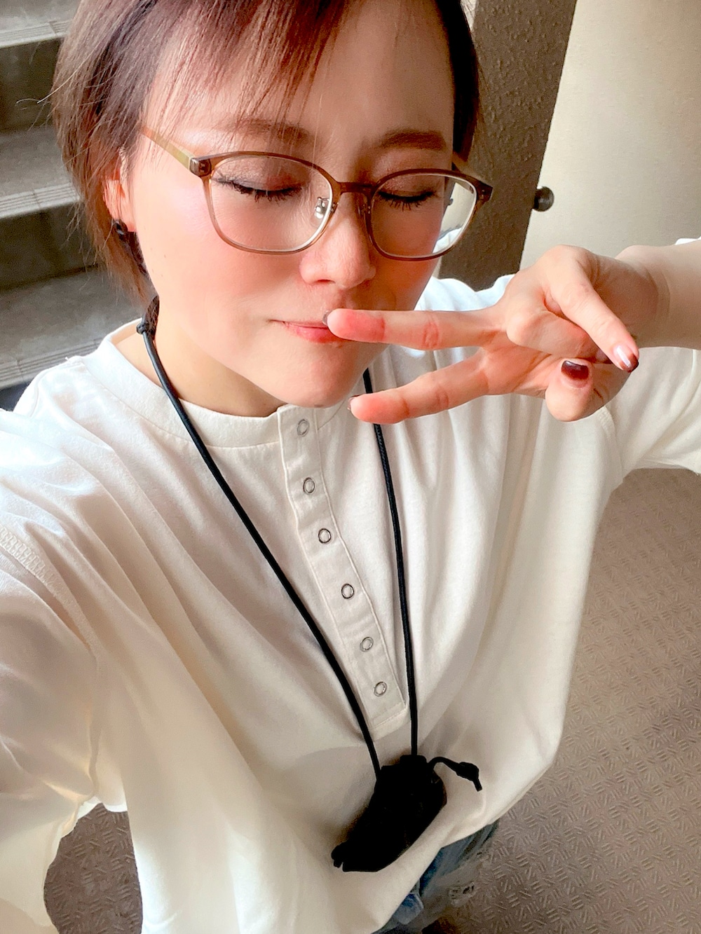 ホワイト系のTシャツ/カットソー、ブルー系のデニムパンツ、グレー系のブーツを着用したレディースの秋コーディネートの2枚目の写真