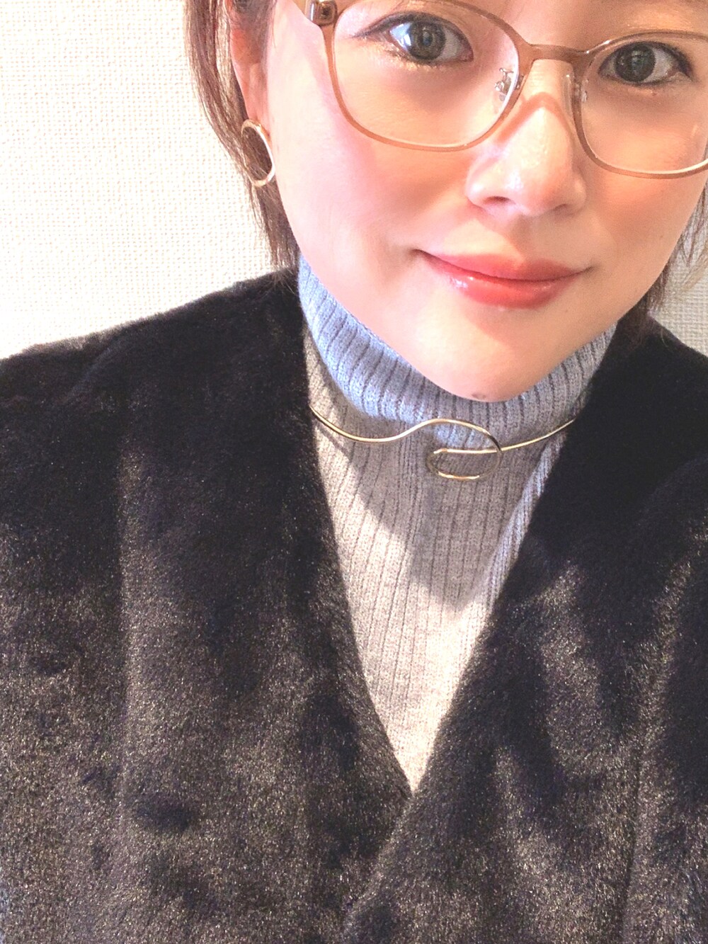 グレー系のニット/セーター、ブラック系のその他パンツ、ブラック系のブーツを着用したレディースの冬コーディネートの2枚目の写真