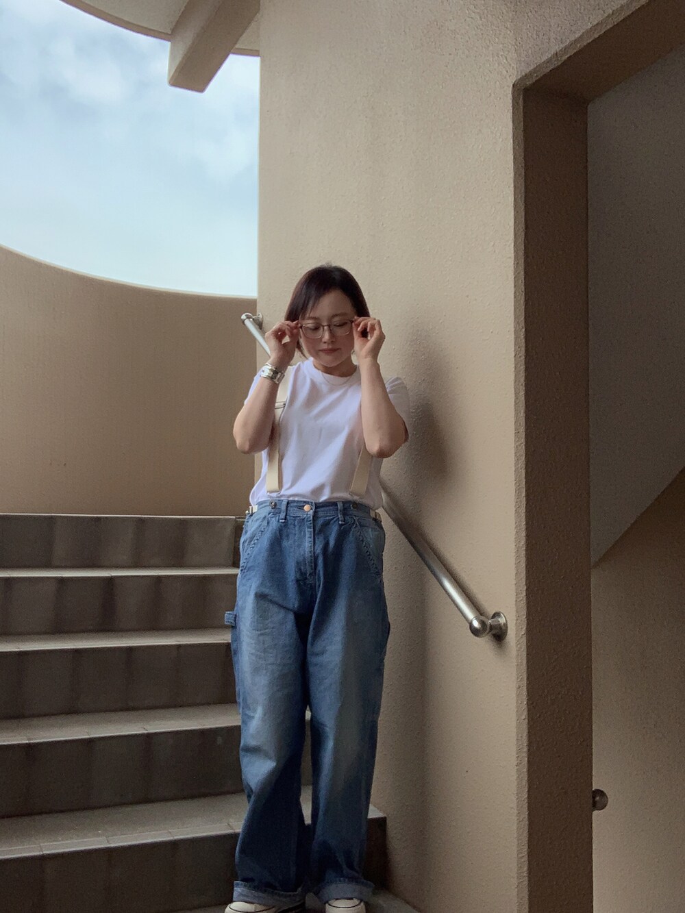 ホワイト系のTシャツ/カットソー、ブルー系のサロペット/オーバーオール、ホワイト系のスニーカーを着用したレディースの夏コーディネートの2枚目の写真