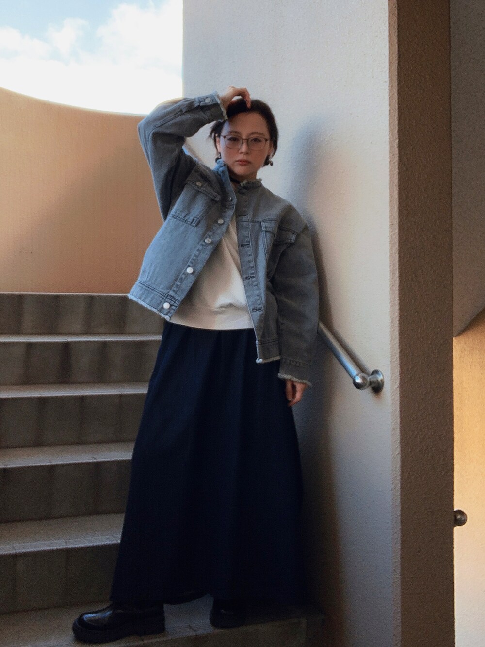 「きれいめカジュアル、ブーツ、デニム、ロングスカート、低身長、アラフィフ、メガネ女子、おしゃれさんと繋がりたい、スウィーツ同盟会」｜「ap retroのノーカラーGジャン ビックデニムブルゾン（デニムジャケット、ブラック系）」を使った、akocoa♩¨̮·͜· ︎︎ ︎︎さん（レディース・153cm）の冬コーディネートの3枚目の写真