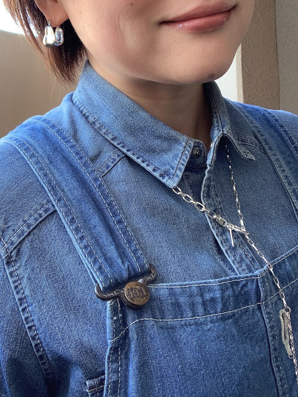 「大人カジュアル、春コーデ、デニム、GU、サロペット、低身長、アラフィフ、メガネ女子、おしゃれさんと繋がりたい」｜「GUのアイテム（シャツ/ブラウス、ブルー系）」を使った、akocoa♩¨̮·͜· ︎︎ ︎︎さん（レディース・153cm）の春コーディネートの3枚目の写真
