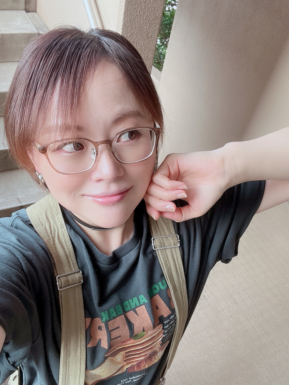 グレー系のTシャツ/カットソー、グリーン系のサロペット/オーバーオール、ブラック系のサンダルを着用したレディースの夏コーディネートの2枚目の写真