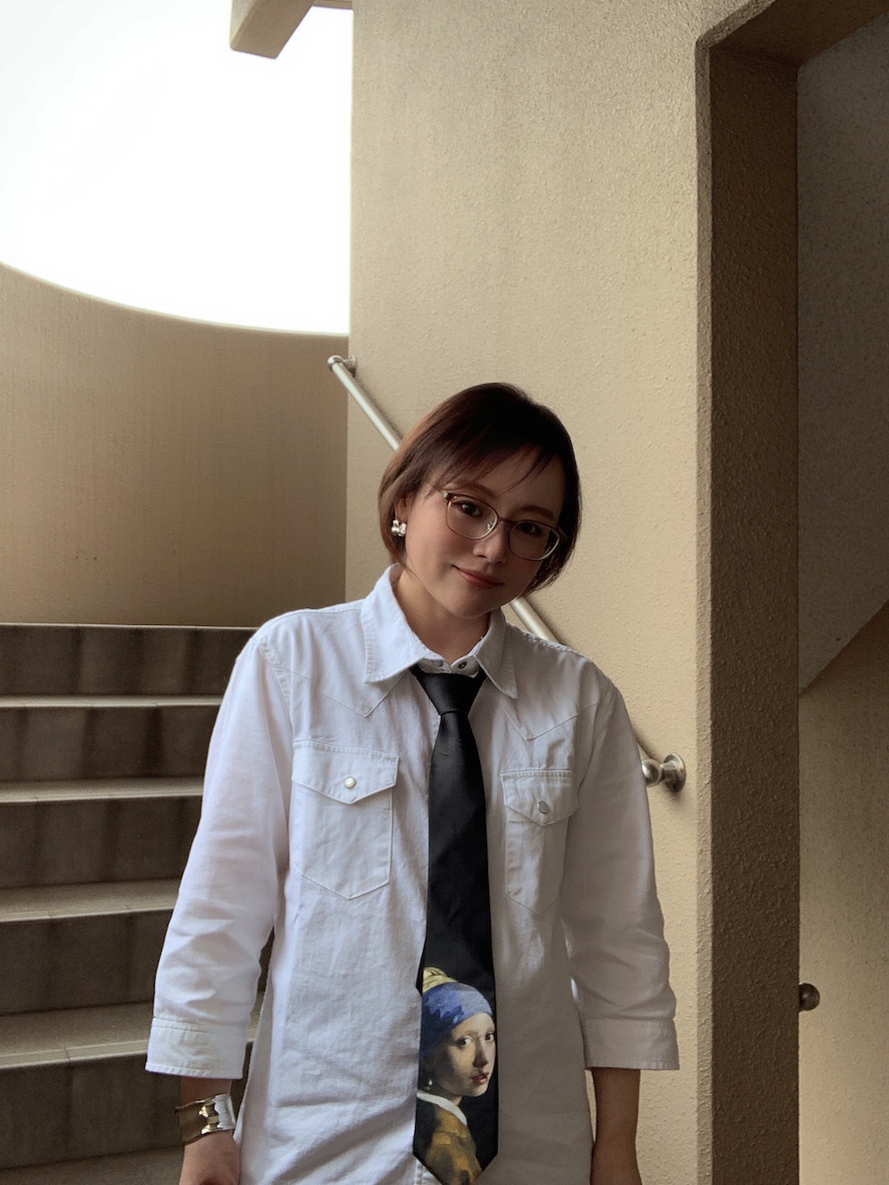 「メンズライク、シャツスタイル、デニム、ワイドパンツ、低身長、アラフィフ、メガネ女子、おしゃれさんと繋がりたい」｜「FUNALIVEの6.5オンス薄手デニム7分袖ウエスタンシャツ（シャツ/ブラウス、ホワイト系）」を使った、akocoa♩¨̮·͜· ︎︎ ︎︎さん（レディース・153cm）の春コーディネートの4枚目の写真