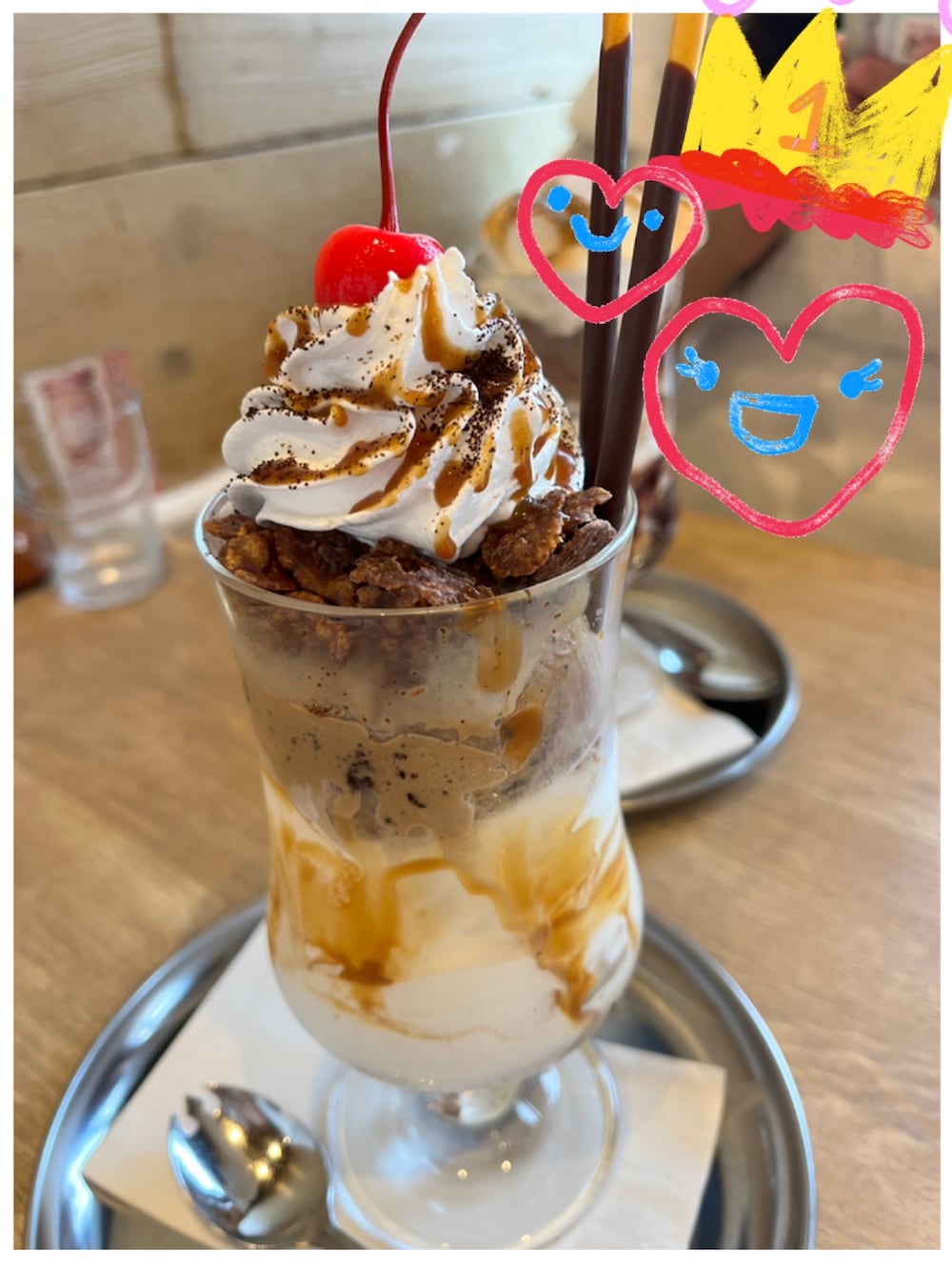 ベージュ系のTシャツ/カットソー、ベージュ系のブーツ、ホワイト系のシャツ/ブラウスを着用したレディースの秋コーディネートの3枚目の写真