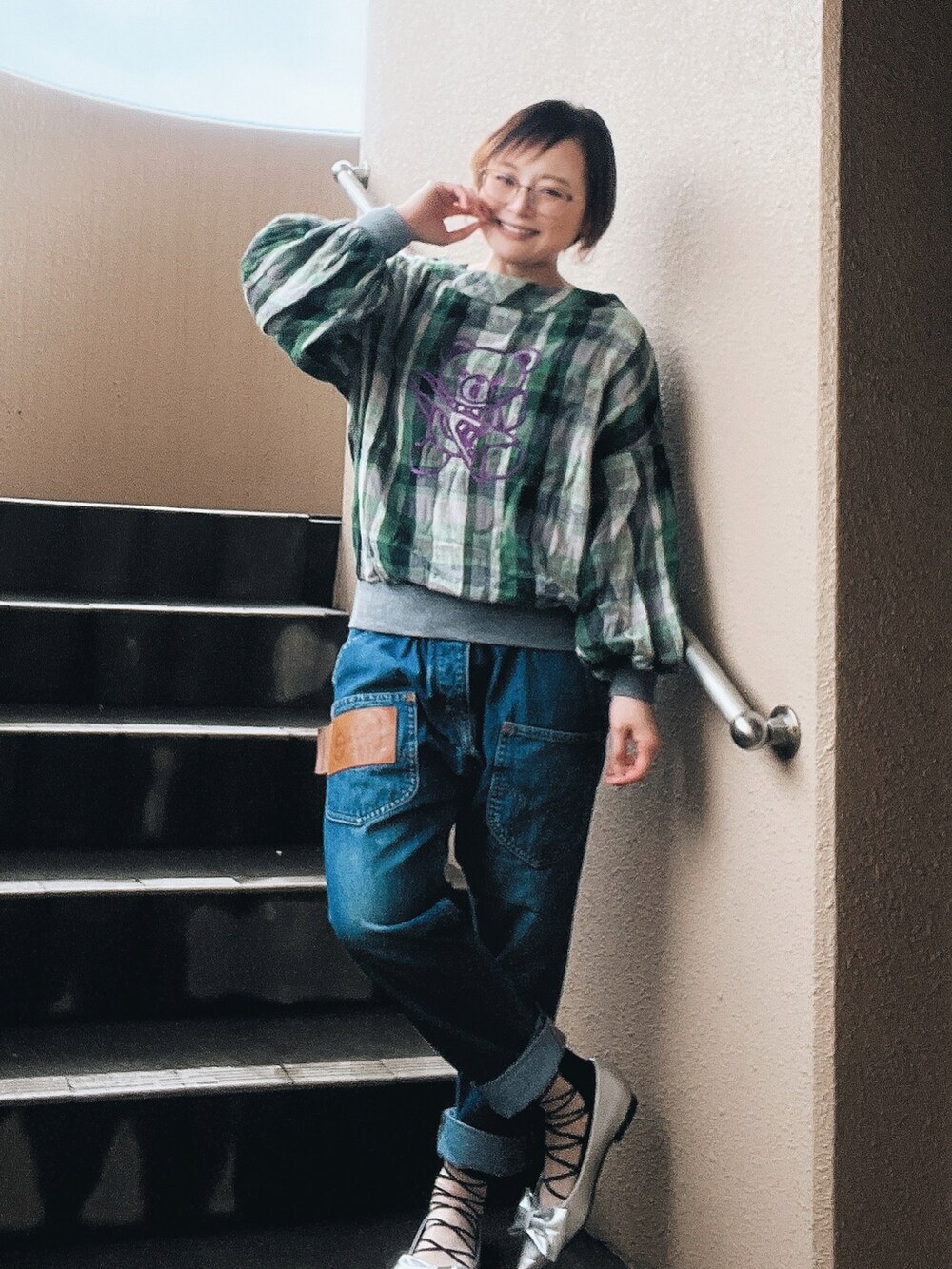 「デニム、プチプラ、古着MIX、休日スタイル、お出かけコーデ、低身長、アラフィフ、メガネ女子、おしゃれさんと繋がりたい」｜「HYSTERIC GLAMOURのHYSTERIC BEAR刺繍 長袖プルオーバーブラウス（シャツ/ブラウス、グリーン系）」を使った、akocoa♩¨̮·͜· ︎︎ ︎︎さん（レディース・153cm）の春コーディネートの2枚目の写真