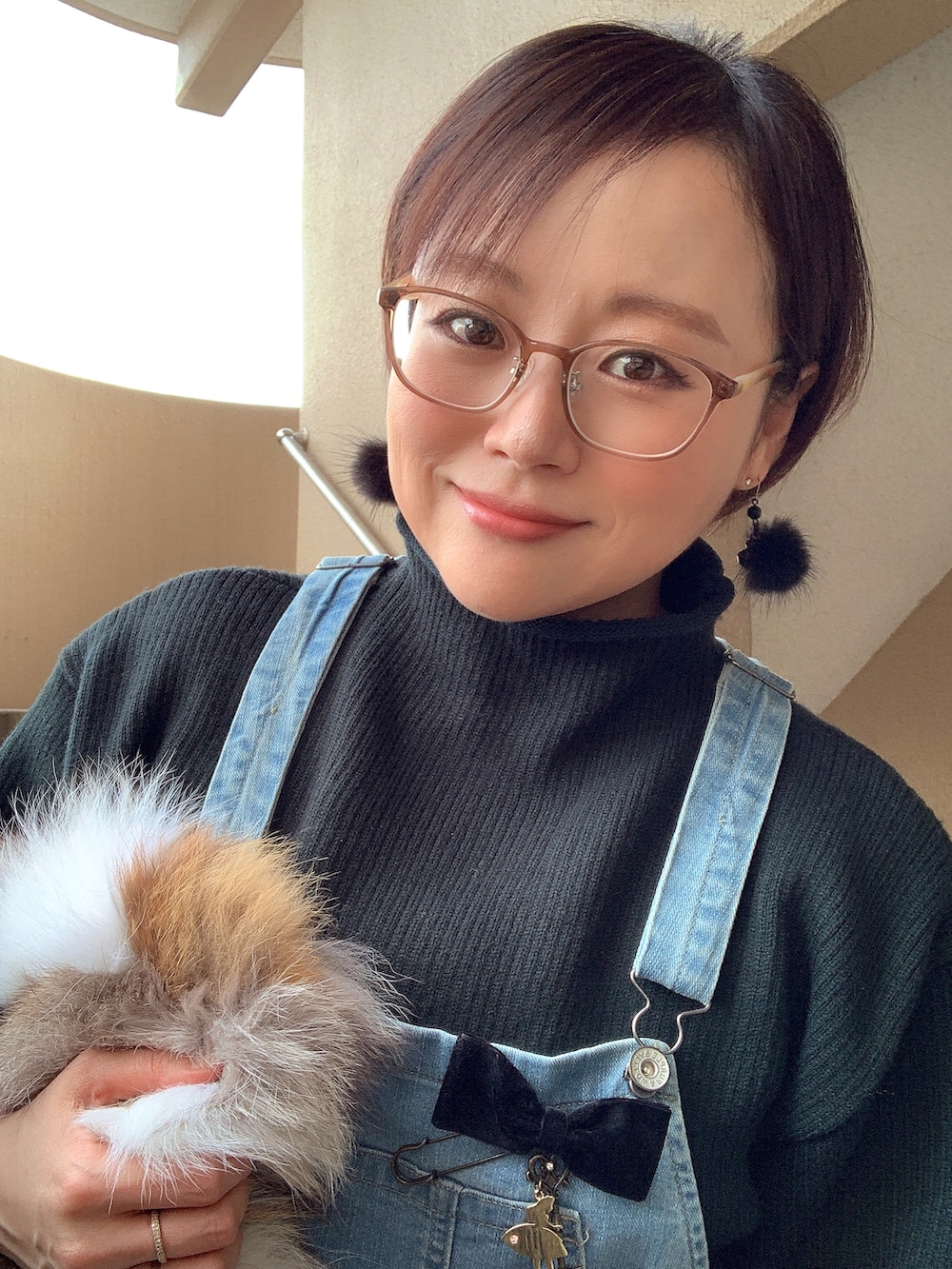 「ファーバッグ、ブーツ、休日スタイル、古着MIX、ニット、サロペット、デニム、低身長、アラフィフ、メガネ女子、おしゃれさんと繋がりたい、スウィーツ同盟会、ハッシーさんフェス」|「coca(coca)の\\新色登場//袖ボリュームニットトップス(ニット/セーター、ブラック系)」を使った、akocoa♩¨̮·͜· ︎︎ ︎︎さん(レディース・153cm)の冬コーディネートの2枚目の写真