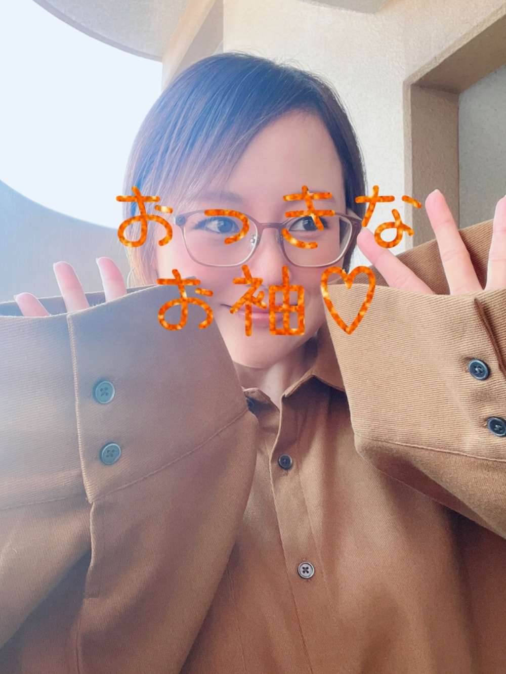 イエロー系のシャツ/ブラウス、ブルー系のデニムパンツ、ホワイト系のタンクトップを着用したレディースの秋コーディネートの3枚目の写真