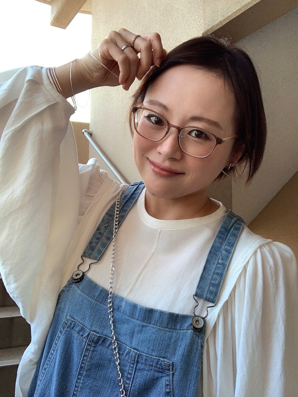 「デニム、サロペット、淡色コーデ、ファーバッグ、低身長、アラフィフ、メガネ女子、スニーカー、コンバース、おしゃれさんと繋がりたい、スウィーツ同盟会」|「Ungridのショルダータックブラウス(シャツ/ブラウス、ホワイト系)」を使った、akocoa♩¨̮·͜· ︎︎ ︎︎さん(レディース・153cm)の秋コーディネートの3枚目の写真
