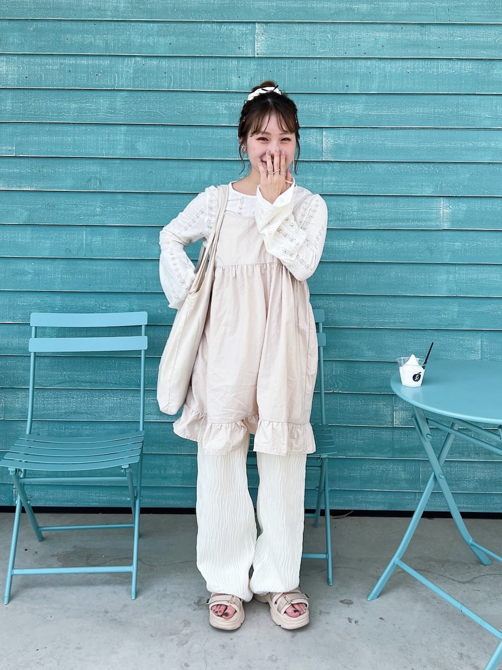 「淡色コーデ、秋服コーデ、きれいめカジュアル、パンツスタイル、レイヤード、オトナカジュアル、ワントーンコーデ、ホワイトコーデ、夏秋ミックス、着回しコーデ、低身長コーデ、お出かけコーデ、プチプラコーデ、ビスチェ、秋っぽコーデ更新中」｜「しまむらのアイテム（Tシャツ/カットソー、ホワイト系）」を使った、まき みさきさん（レディース・149cm）の秋コーディネートの2枚目の写真
