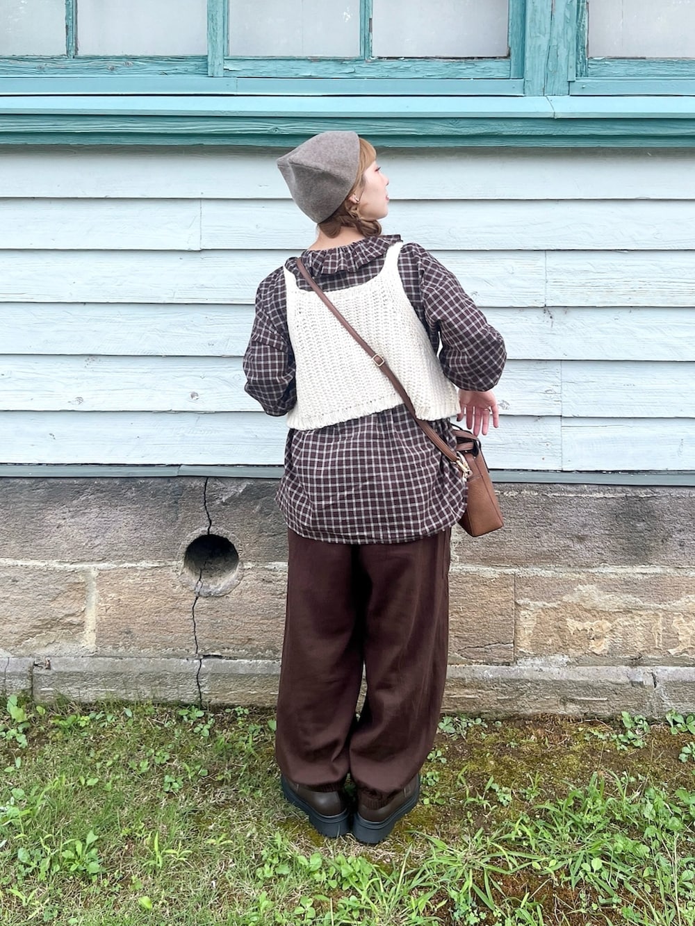 ブラウン系のカーゴパンツ、ブラウン系のシャツ/ブラウス、ホワイト系のベストを着用したレディースの秋コーディネートの4枚目の写真