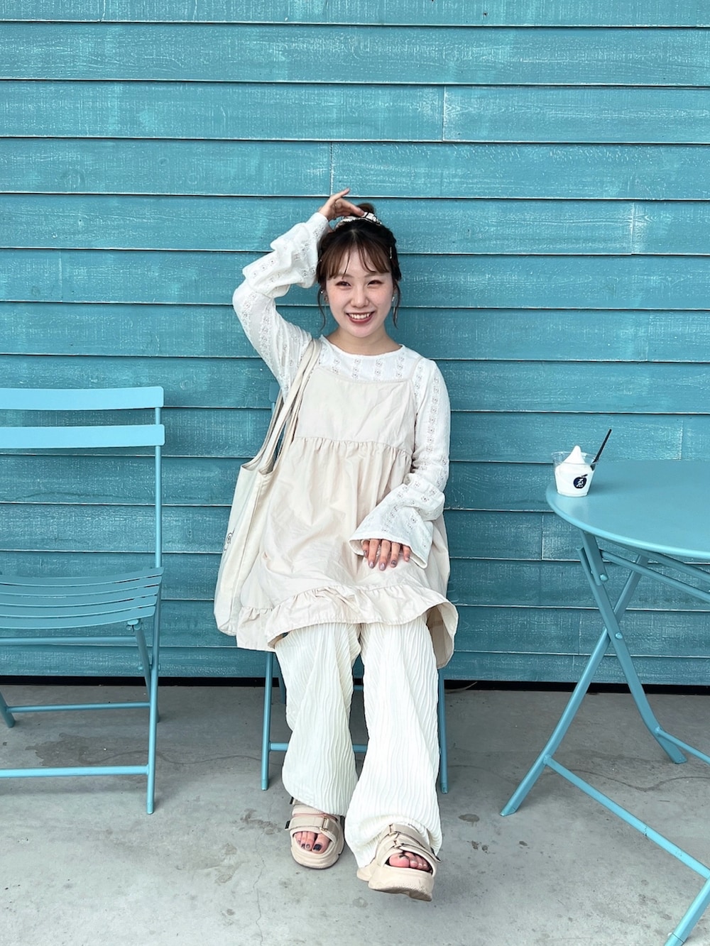 「淡色コーデ、秋服コーデ、きれいめカジュアル、パンツスタイル、レイヤード、オトナカジュアル、ワントーンコーデ、ホワイトコーデ、夏秋ミックス、着回しコーデ、低身長コーデ、お出かけコーデ、プチプラコーデ、ビスチェ、秋っぽコーデ更新中」｜「しまむらのアイテム（Tシャツ/カットソー、ホワイト系）」を使った、まき みさきさん（レディース・149cm）の秋コーディネートの3枚目の写真