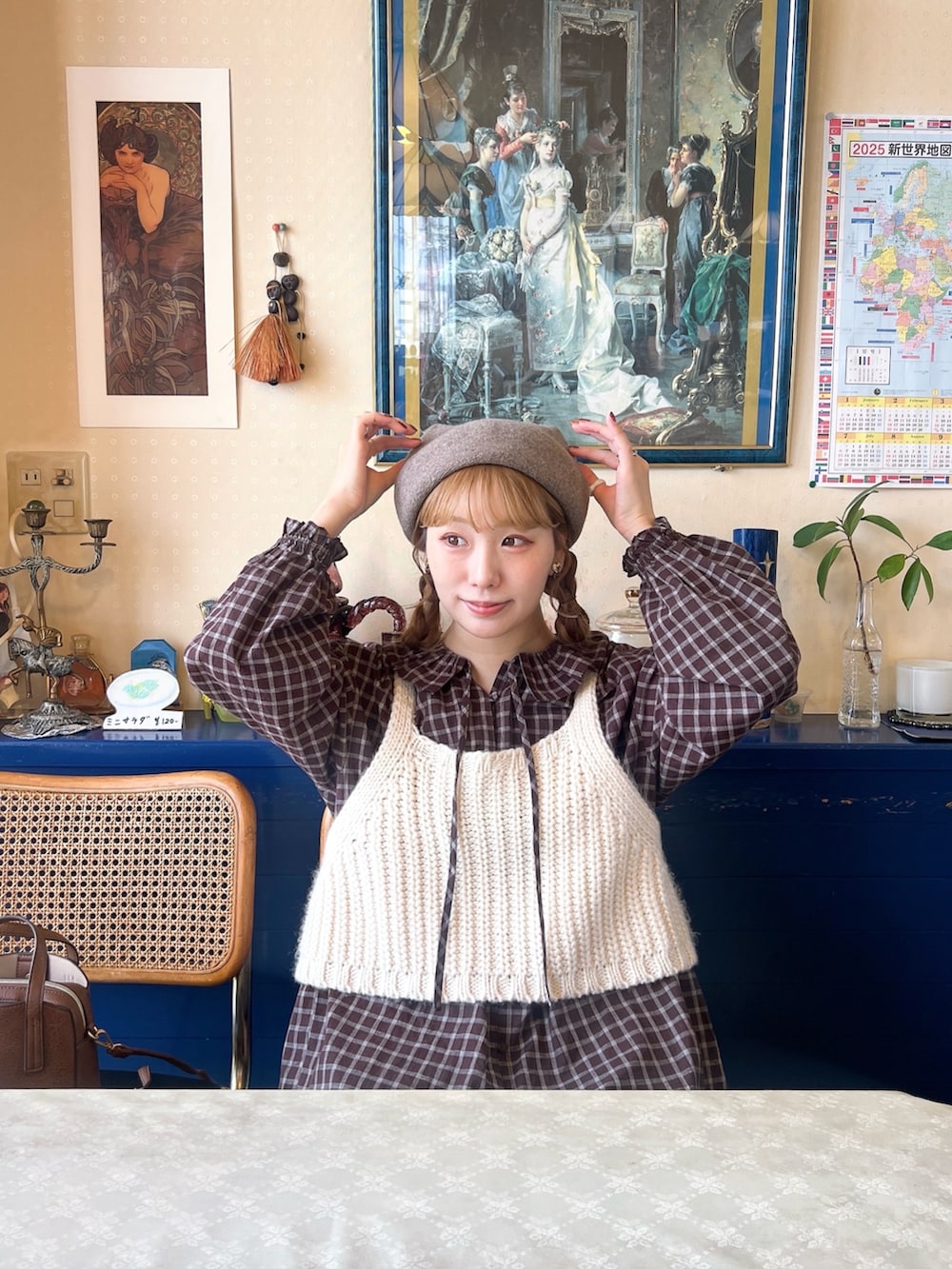 ブラウン系のカーゴパンツ、ブラウン系のシャツ/ブラウス、ホワイト系のベストを着用したレディースの秋コーディネートの5枚目の写真