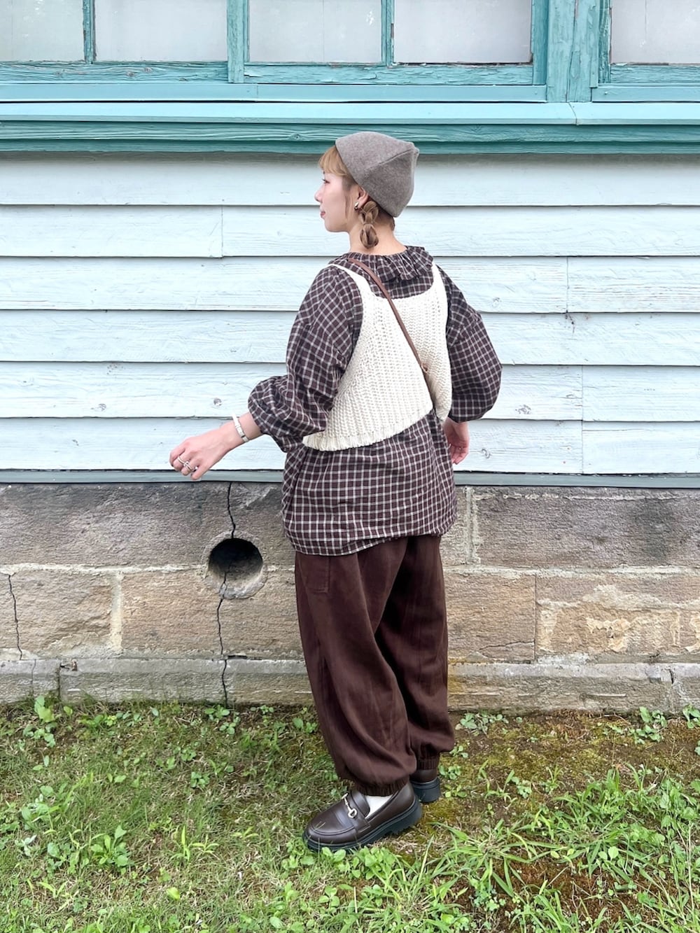 ブラウン系のカーゴパンツ、ブラウン系のシャツ/ブラウス、ホワイト系のベストを着用したレディースの秋コーディネートの3枚目の写真