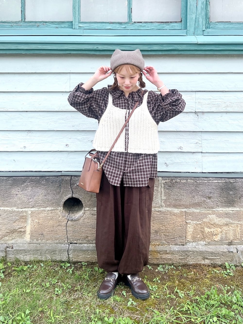 ブラウン系のカーゴパンツ、ブラウン系のシャツ/ブラウス、ホワイト系のベストを着用したレディースの秋コーディネートの2枚目の写真