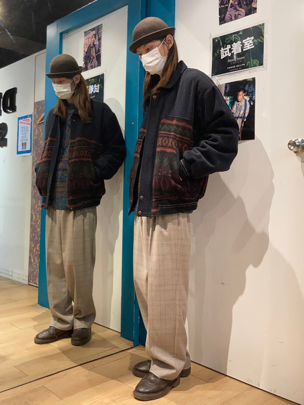 ブラウン系のローファーを着用したメンズの冬コーディネートの2枚目の写真