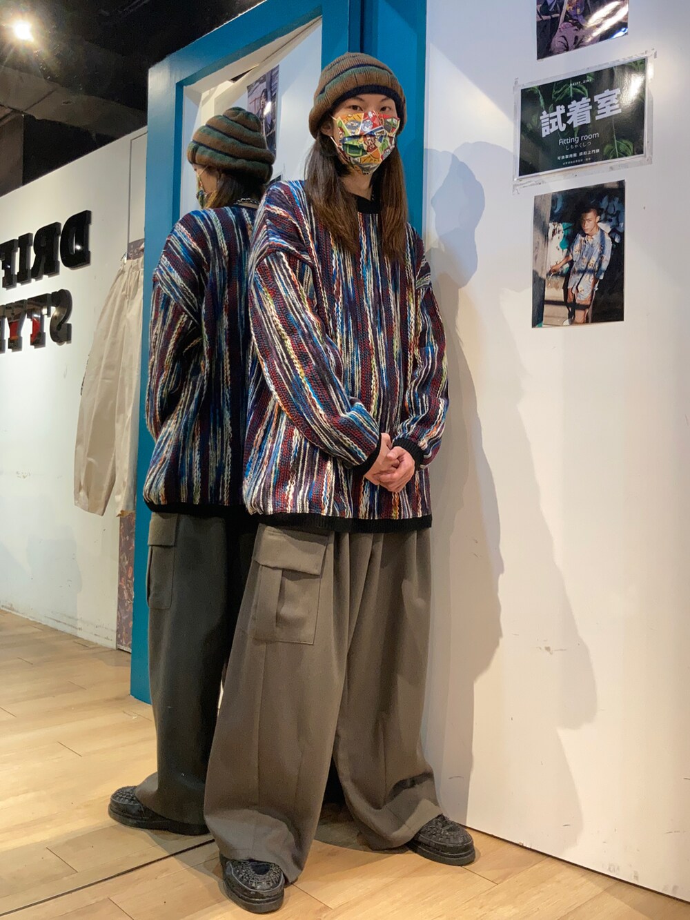 ブラック系のブーティを着用したメンズの冬コーディネートの2枚目の写真