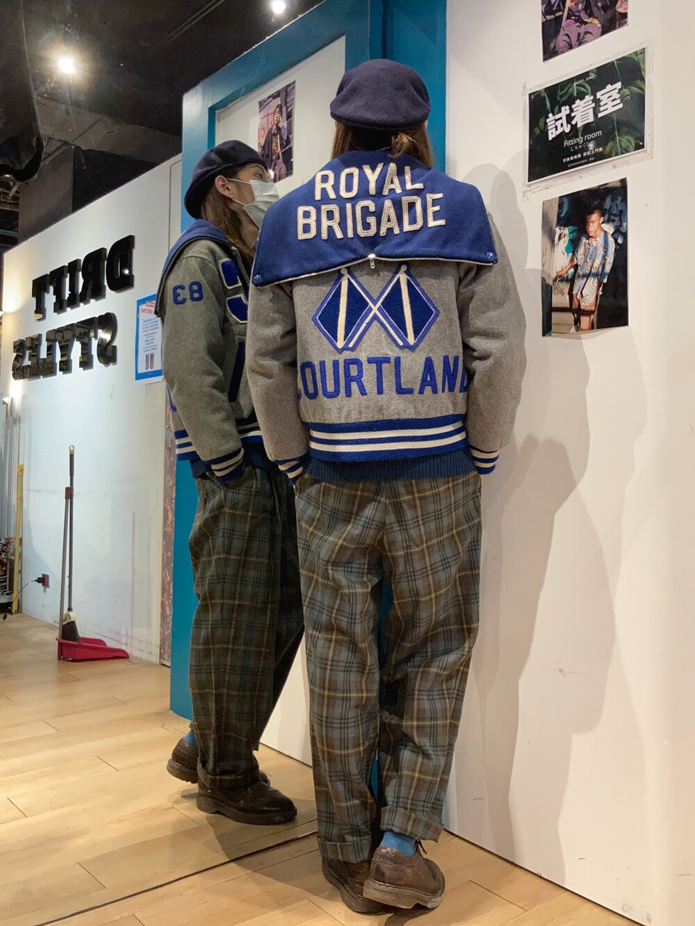 ブラウン系のローファー、ブルー系のキャスケットを着用したメンズの冬コーディネートの2枚目の写真