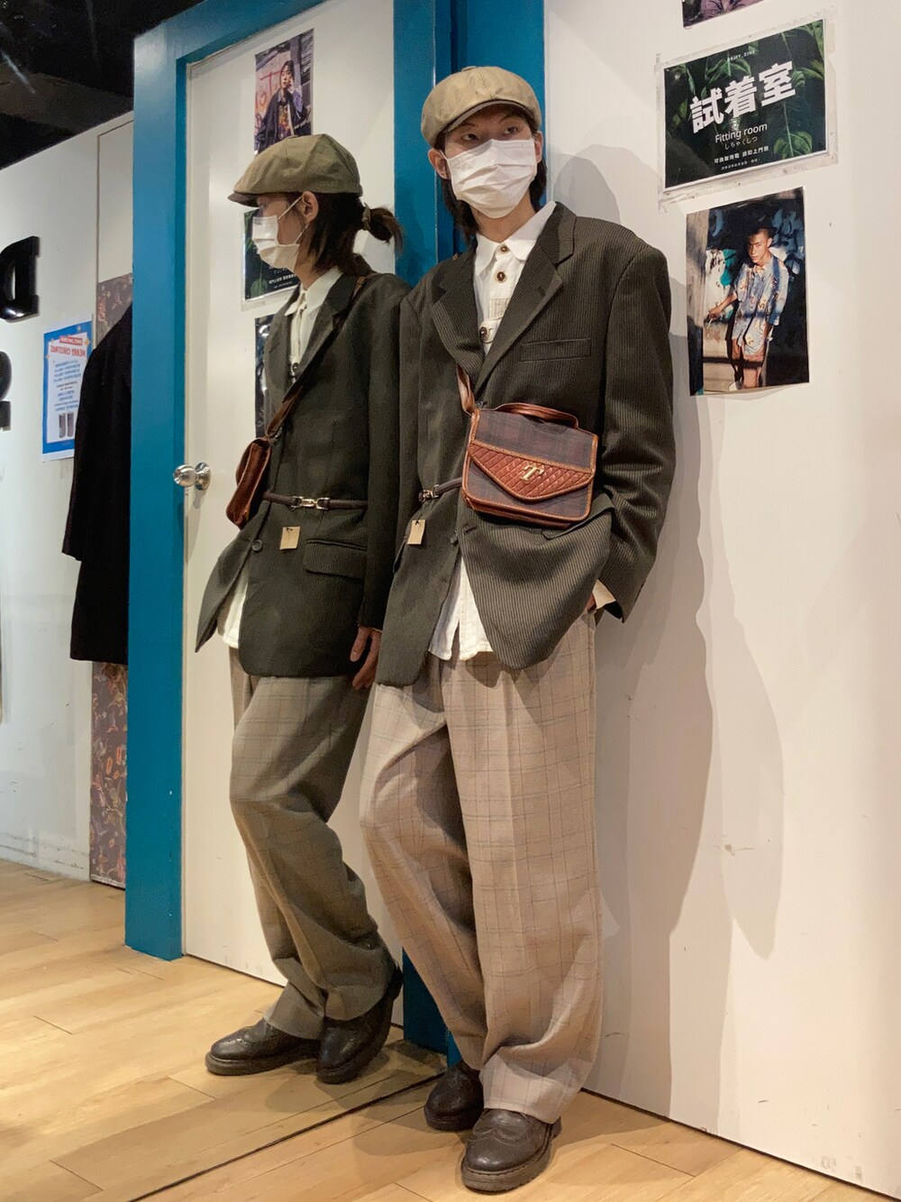 ブラウン系のローファーを着用したメンズの冬コーディネートの2枚目の写真