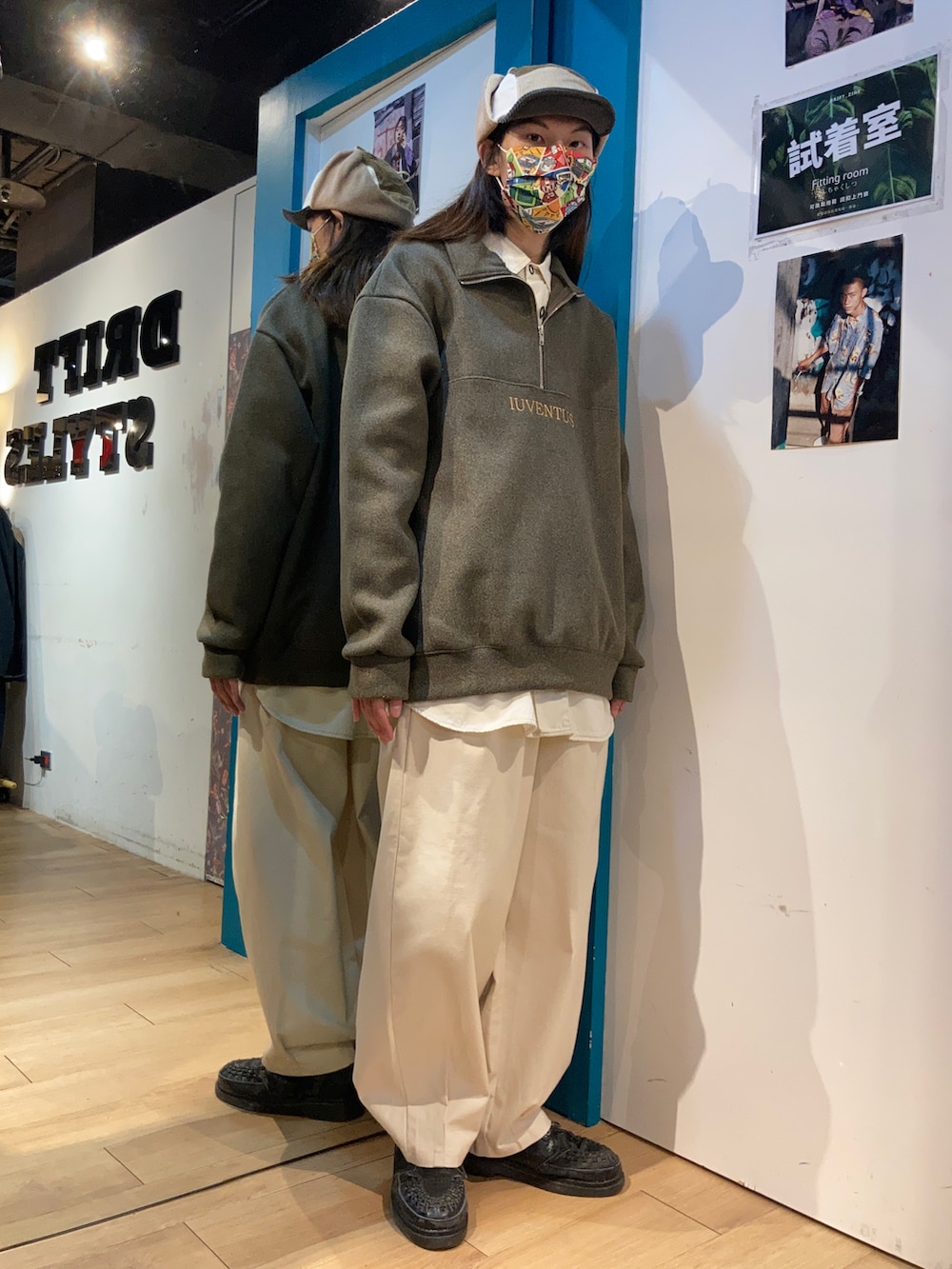 ブラック系のブーティを着用したメンズの冬コーディネートの2枚目の写真