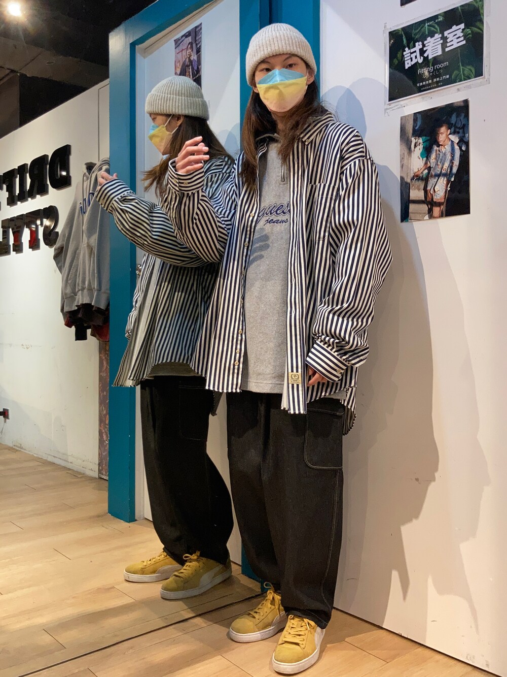 イエロー系のスニーカーを着用したメンズの冬コーディネートの2枚目の写真