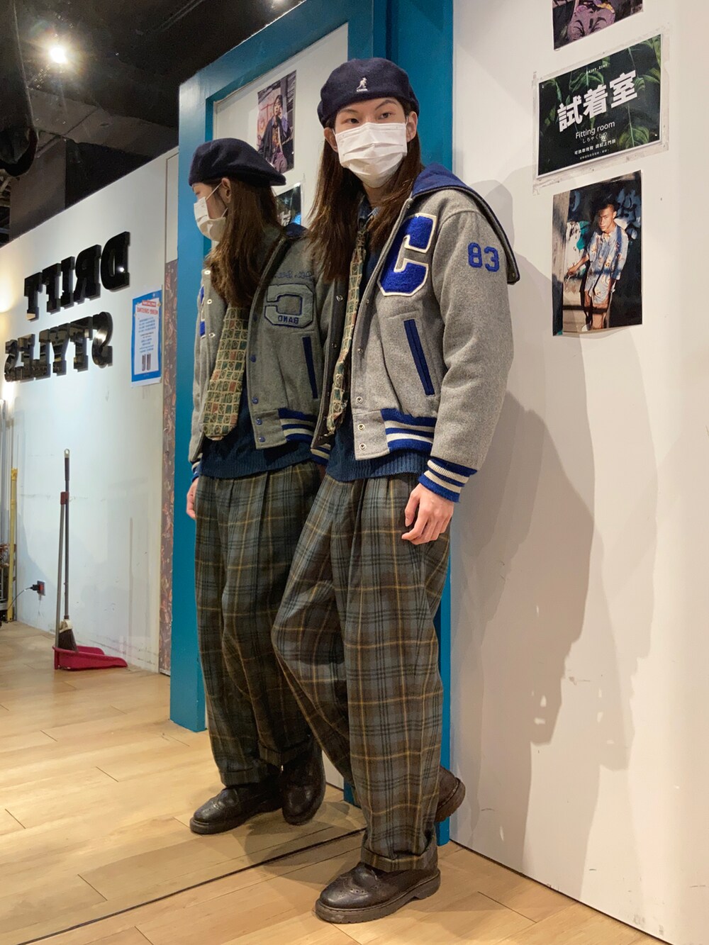 ブラウン系のローファー、ブルー系のキャスケットを着用したメンズの冬コーディネートの3枚目の写真