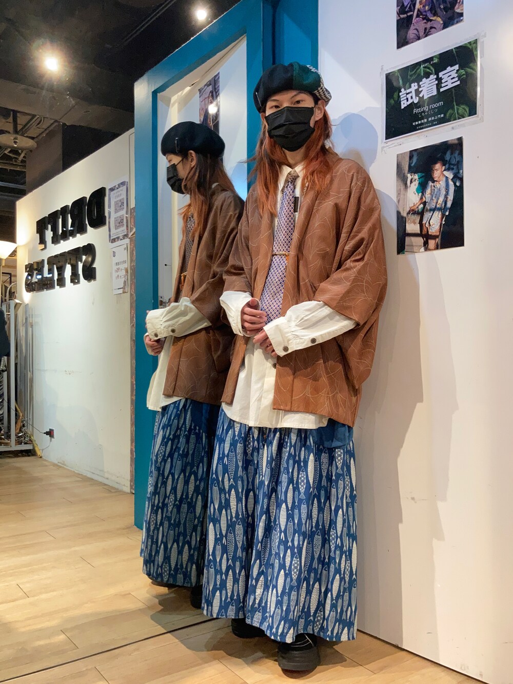 ブラック系のスニーカーを着用したメンズの春コーディネートの2枚目の写真