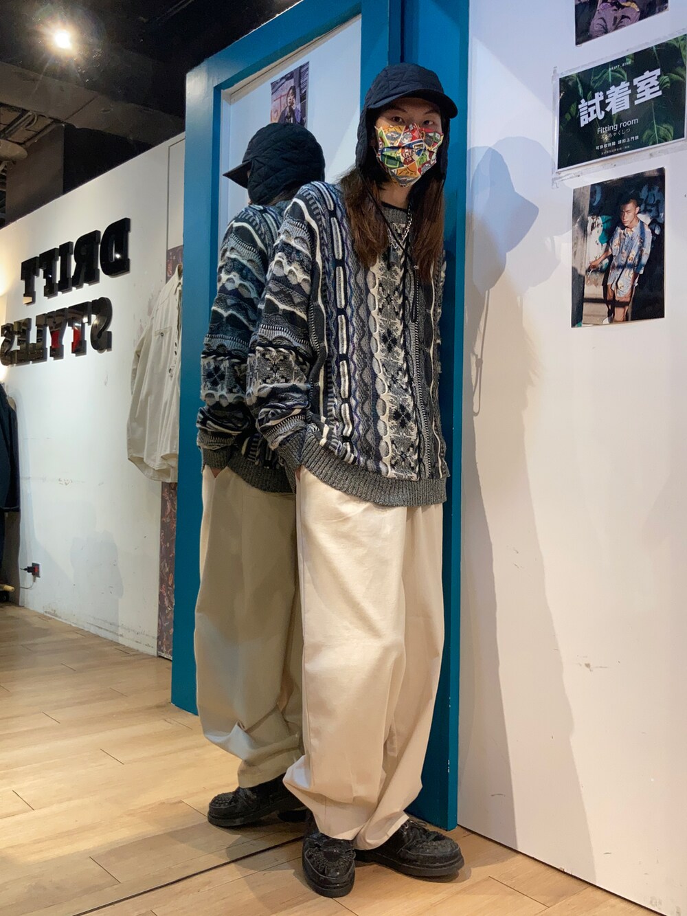 ブラック系のブーティを着用したメンズの冬コーディネートの2枚目の写真