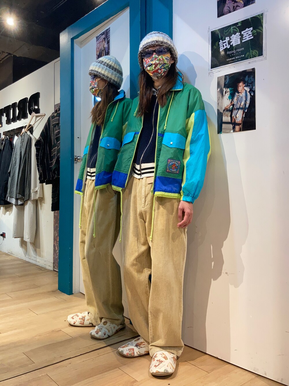 ブルー系のノーカラージャケットを着用したメンズの冬コーディネートの2枚目の写真