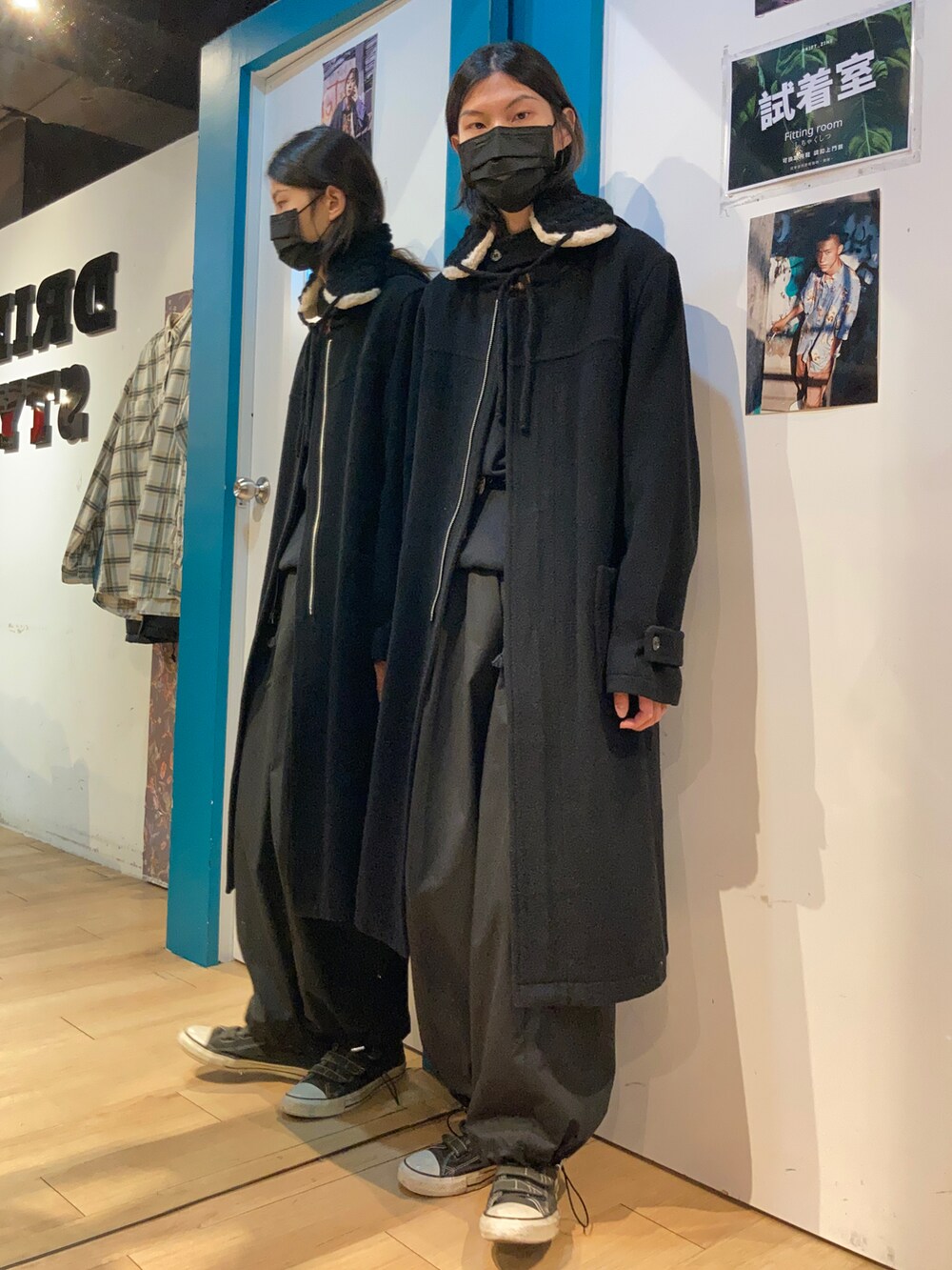 ブラック系のシューズを着用したメンズの春コーディネートの2枚目の写真