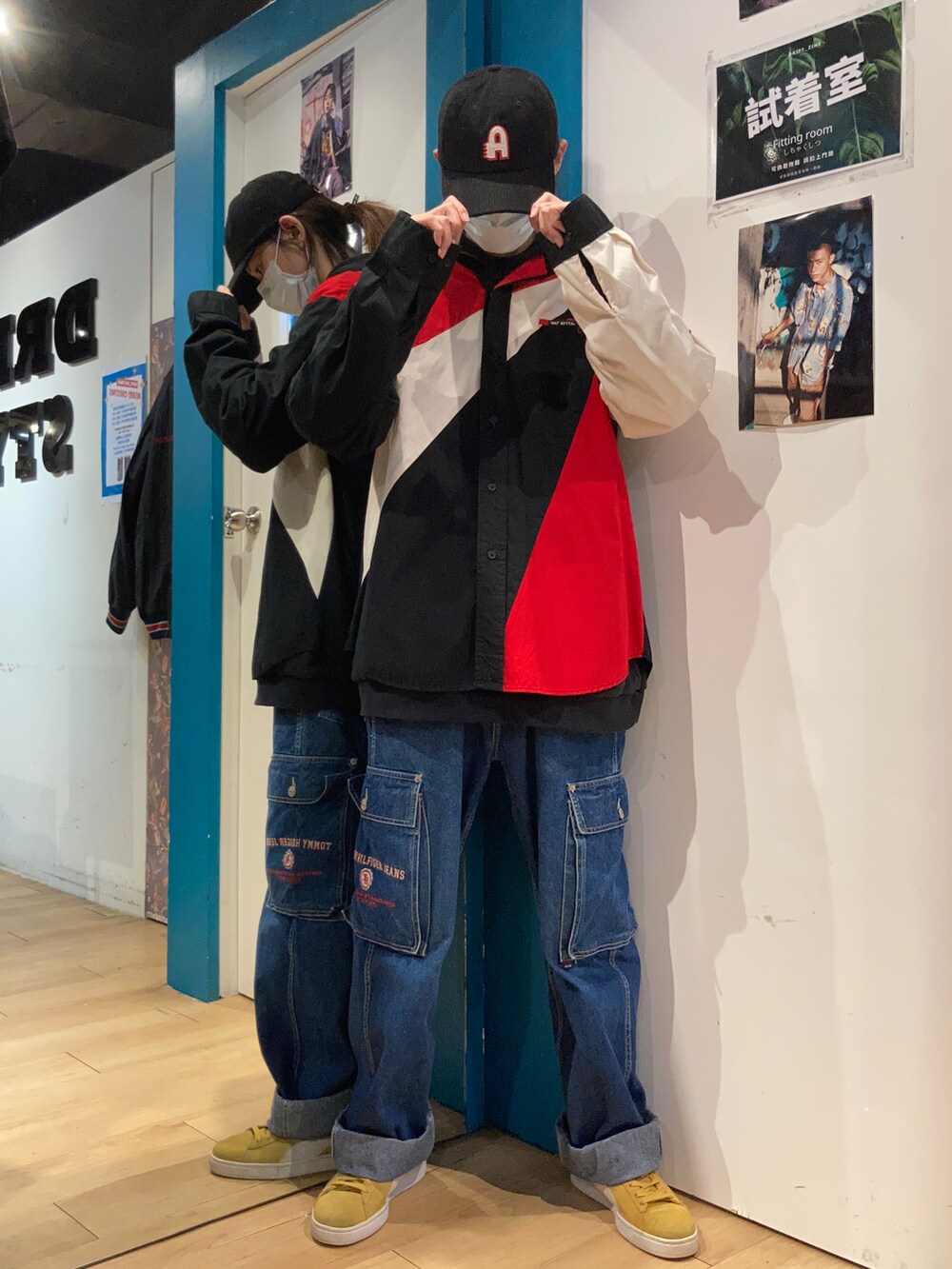 イエロー系のスニーカー、ブルー系のデニムパンツを着用したメンズの冬コーディネートの2枚目の写真