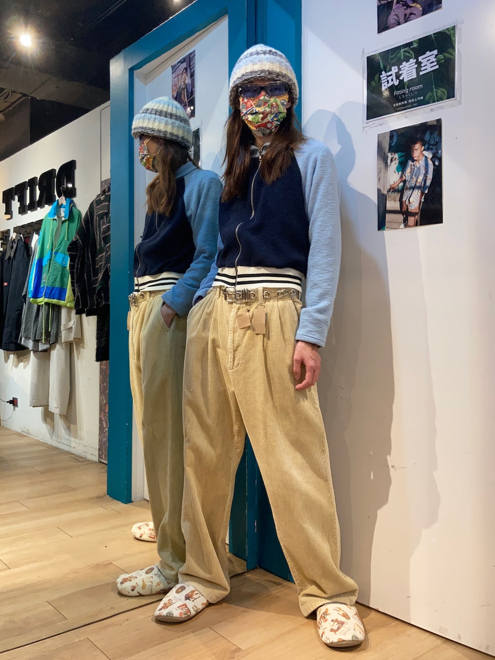 ブルー系のノーカラージャケットを着用したメンズの冬コーディネートの3枚目の写真