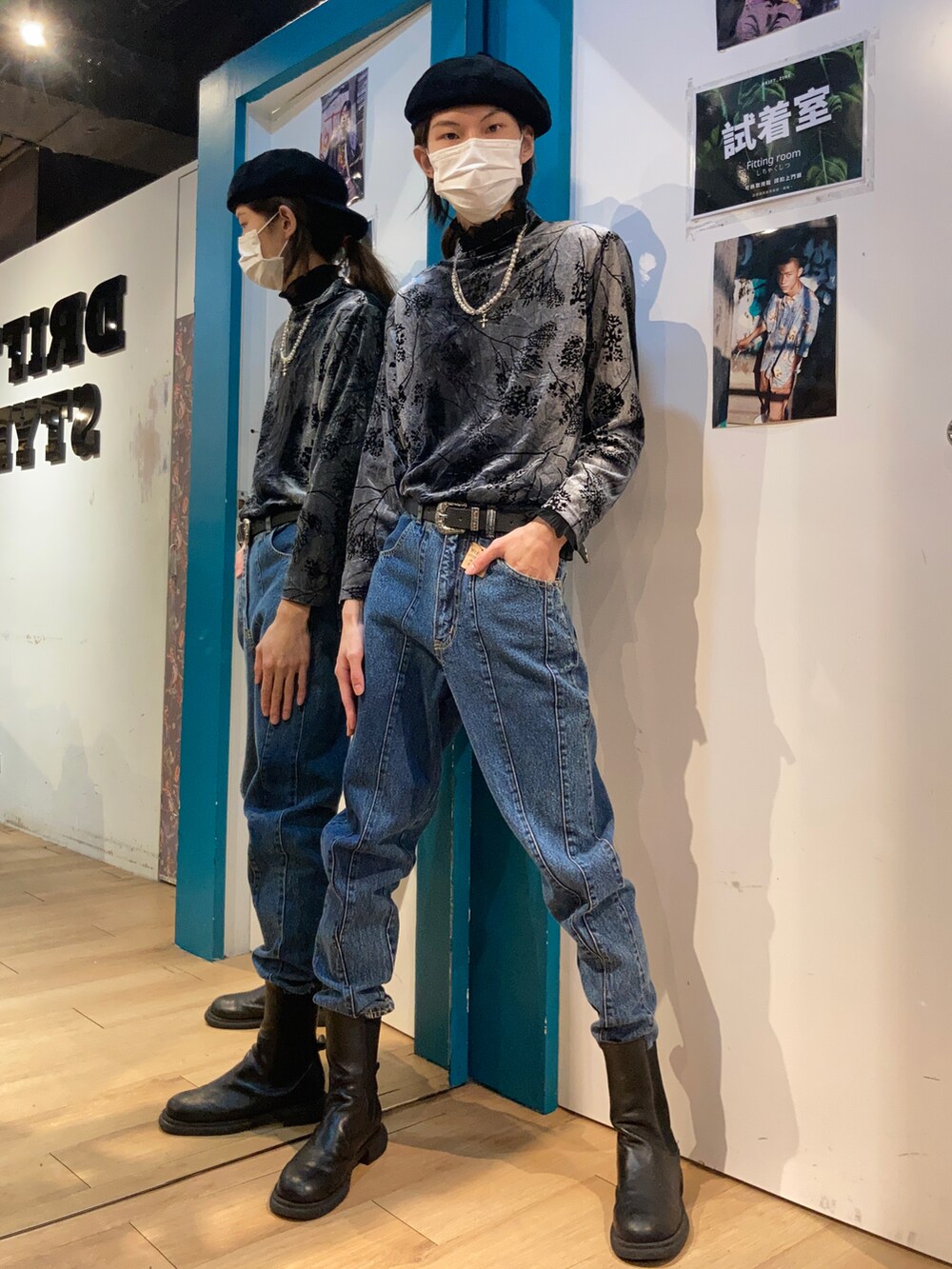 ブラック系のライダースジャケットを着用したメンズの冬コーディネートの2枚目の写真