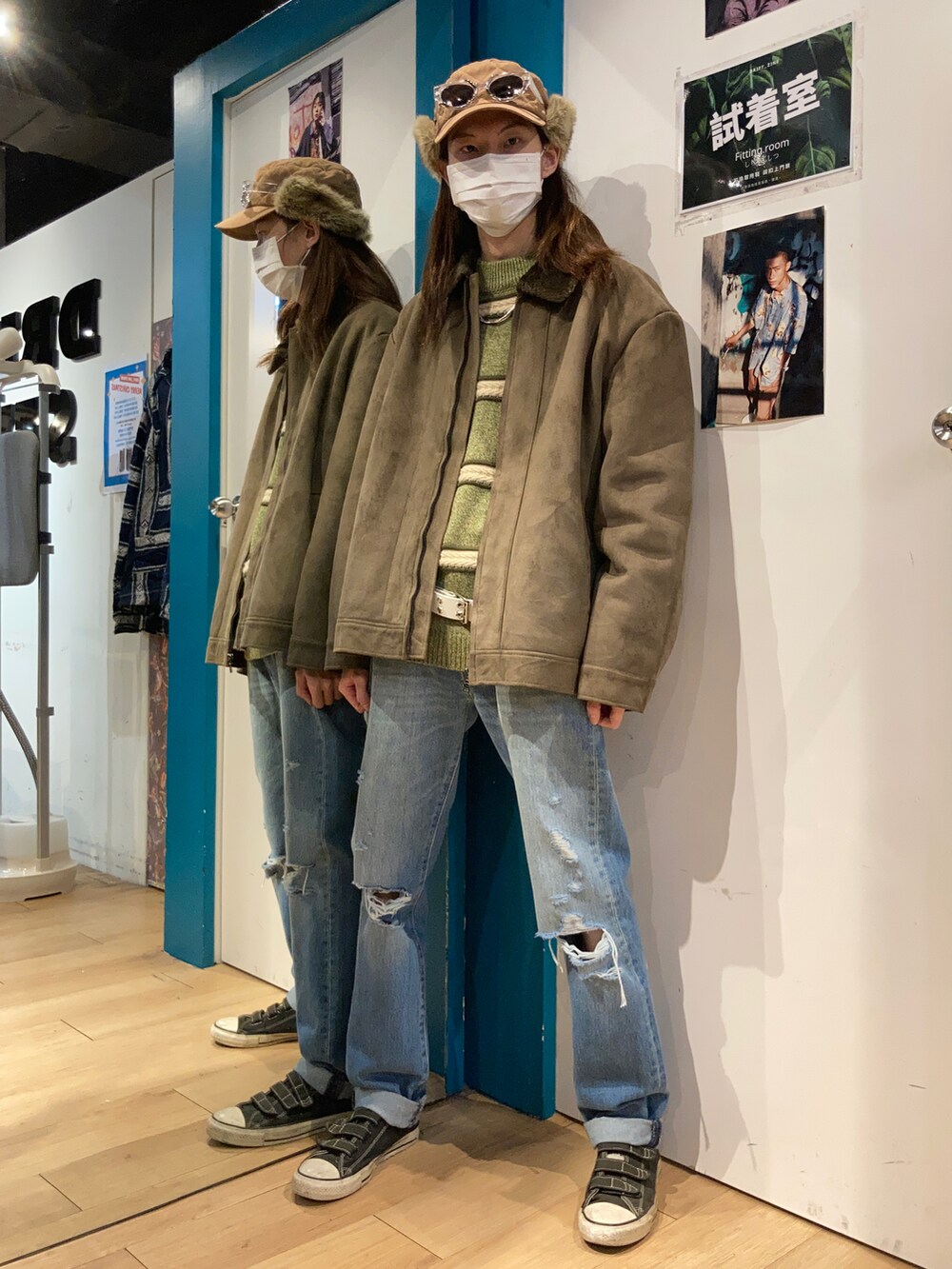 ブルー系のデニムパンツ、ブラック系のシューズを着用したメンズの冬コーディネートの2枚目の写真