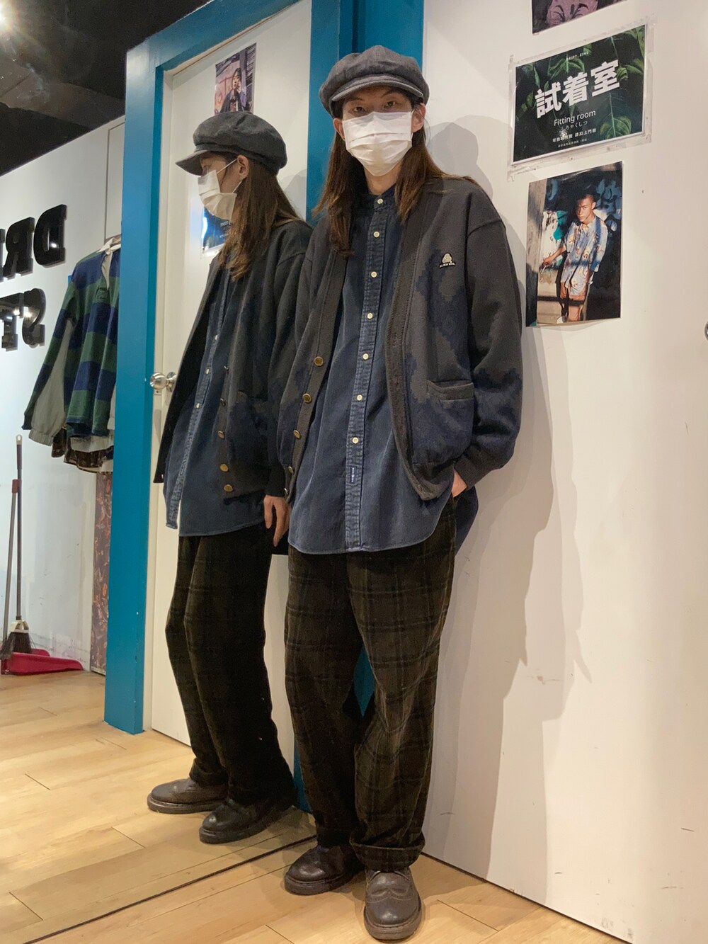 ブラウン系のローファーを着用したメンズの冬コーディネートの2枚目の写真