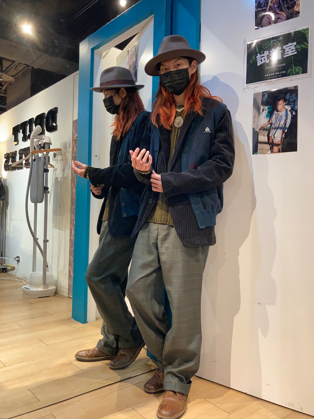 ブラウン系のブーツ、ブラウン系のハットを着用したメンズの春コーディネートの2枚目の写真