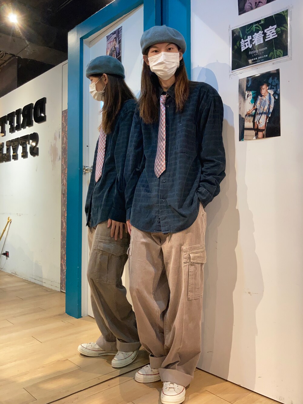 ホワイト系のその他シューズを着用したメンズの冬コーディネートの2枚目の写真