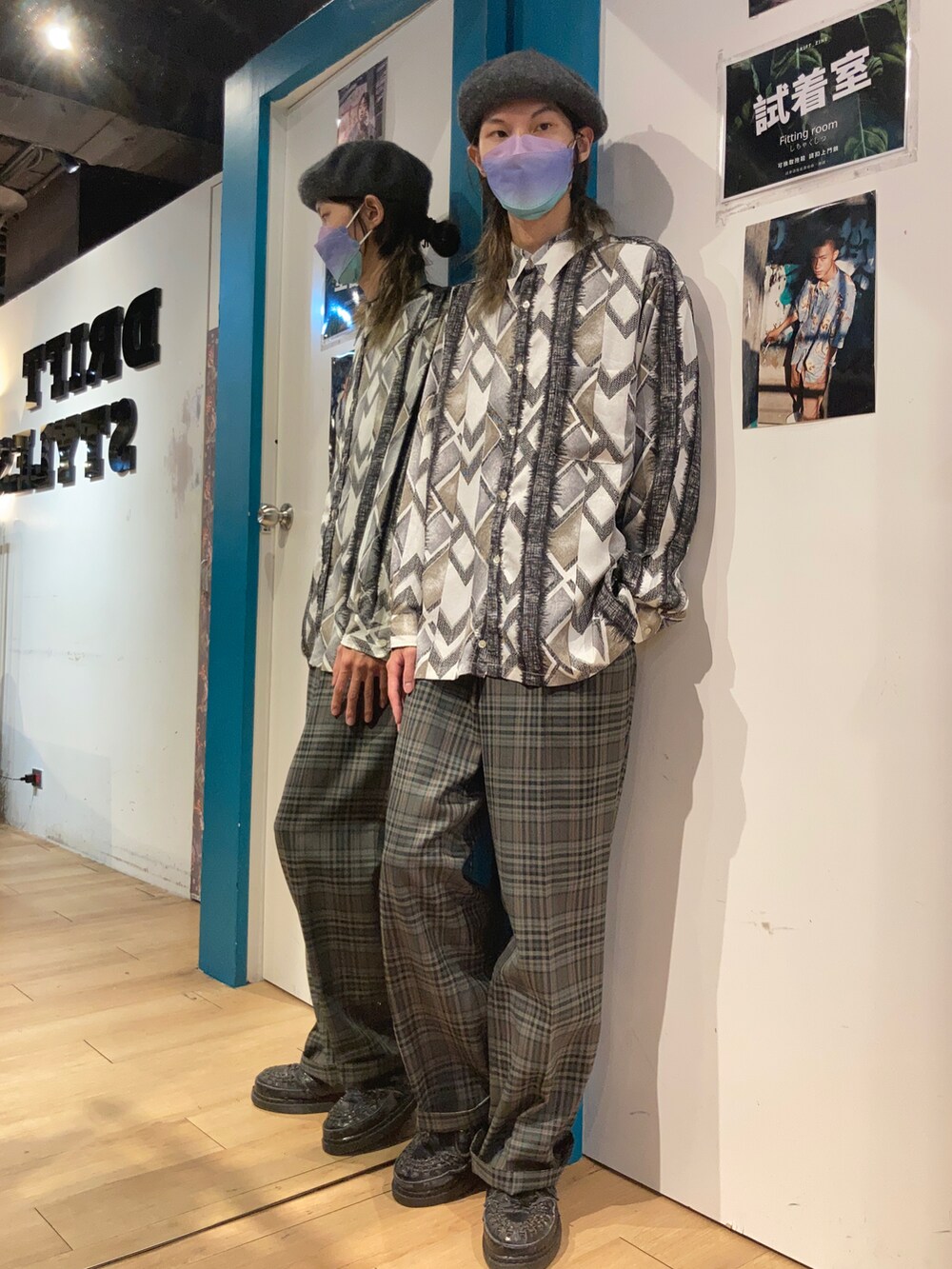 ブラック系のブーティを着用したメンズの秋コーディネートの2枚目の写真