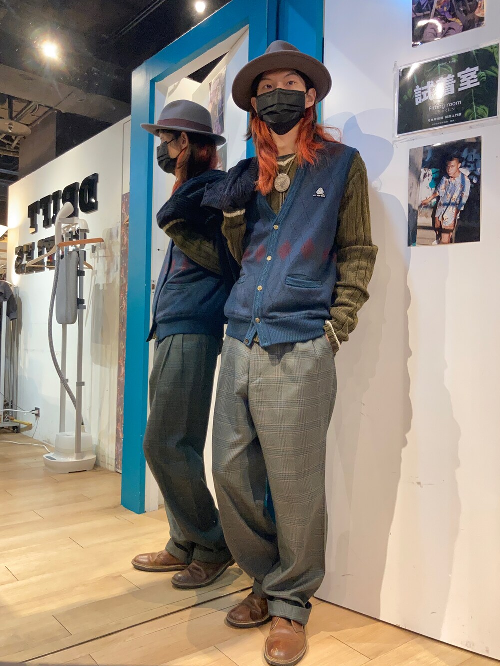 ブラウン系のブーツ、ブラウン系のハットを着用したメンズの春コーディネートの3枚目の写真