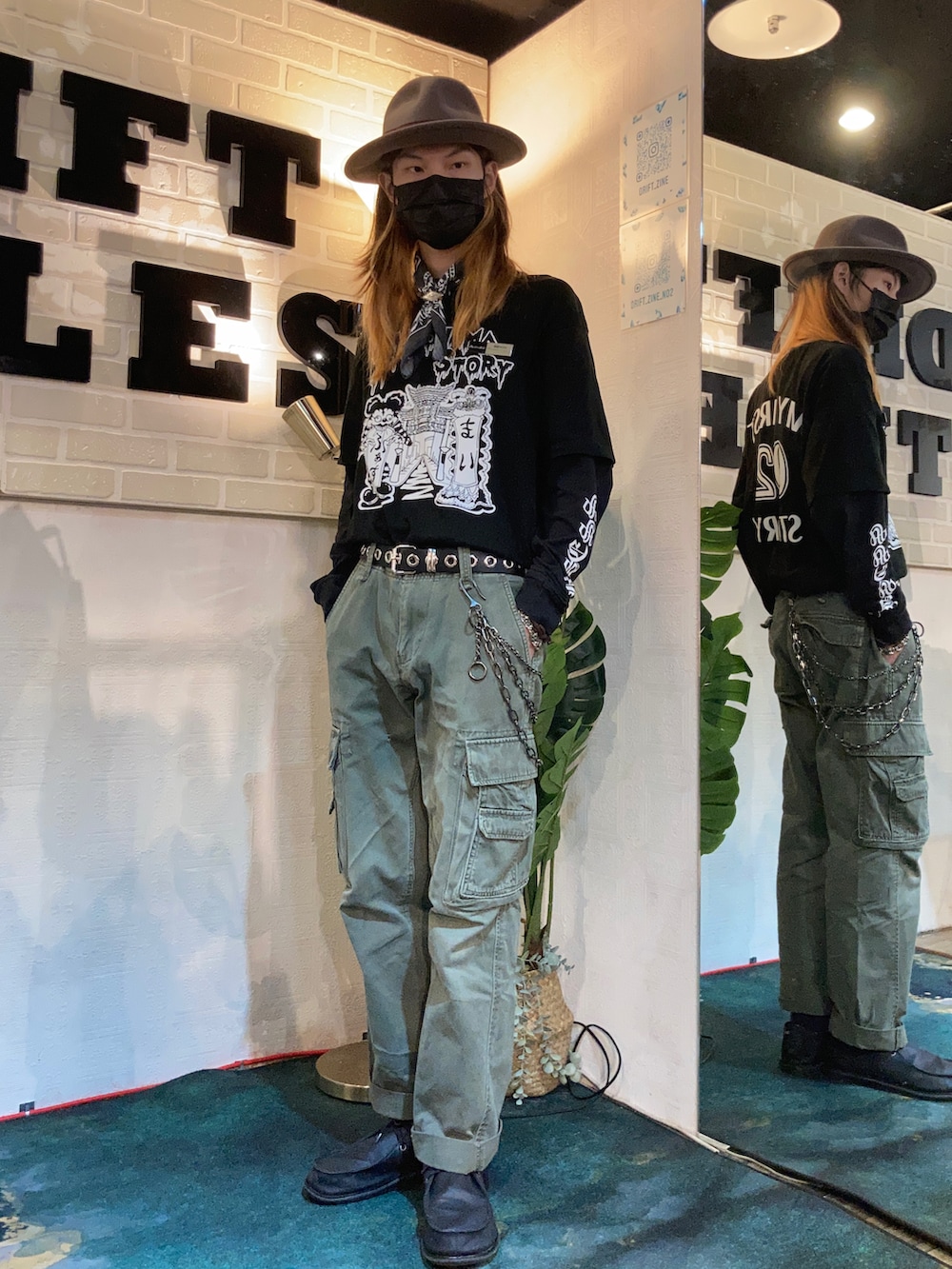 ブラック系のその他シューズ、グリーン系のチノパンツ、ブラウン系のハットを着用したメンズの冬コーディネートの2枚目の写真