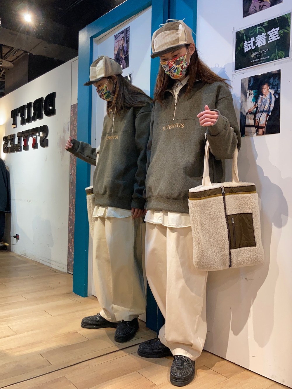 ブラック系のブーティを着用したメンズの冬コーディネートの3枚目の写真