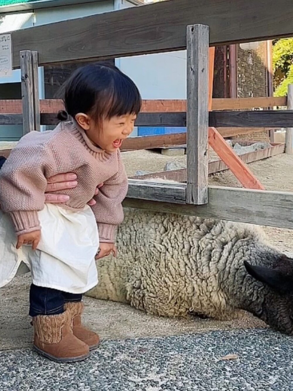 ベージュ系のニット/セーター、ブルー系のパンツ、ブラウン系のブーツを着用したキッズの秋コーディネートの2枚目の写真