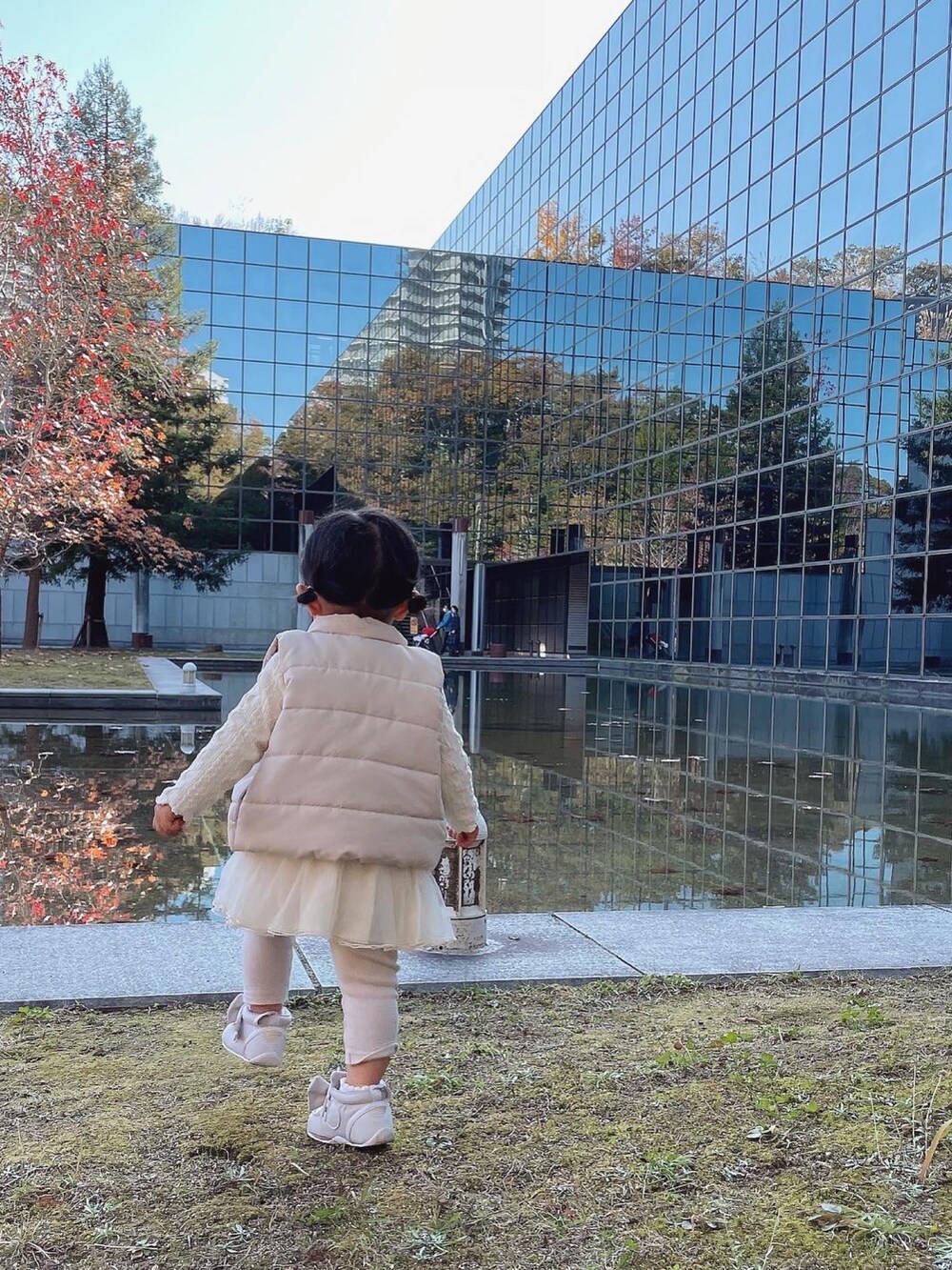 ホワイト系のダウンベスト、ホワイト系のTシャツ/カットソー、パープル系のパンツを着用したキッズの秋コーディネートの2枚目の写真