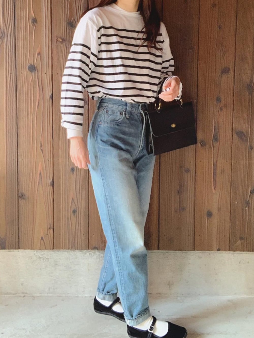 ブラック系のショルダーバッグ、ブラック系のその他シューズ、ブラック系のTシャツ/カットソーを着用したレディースの夏コーディネートの2枚目の写真