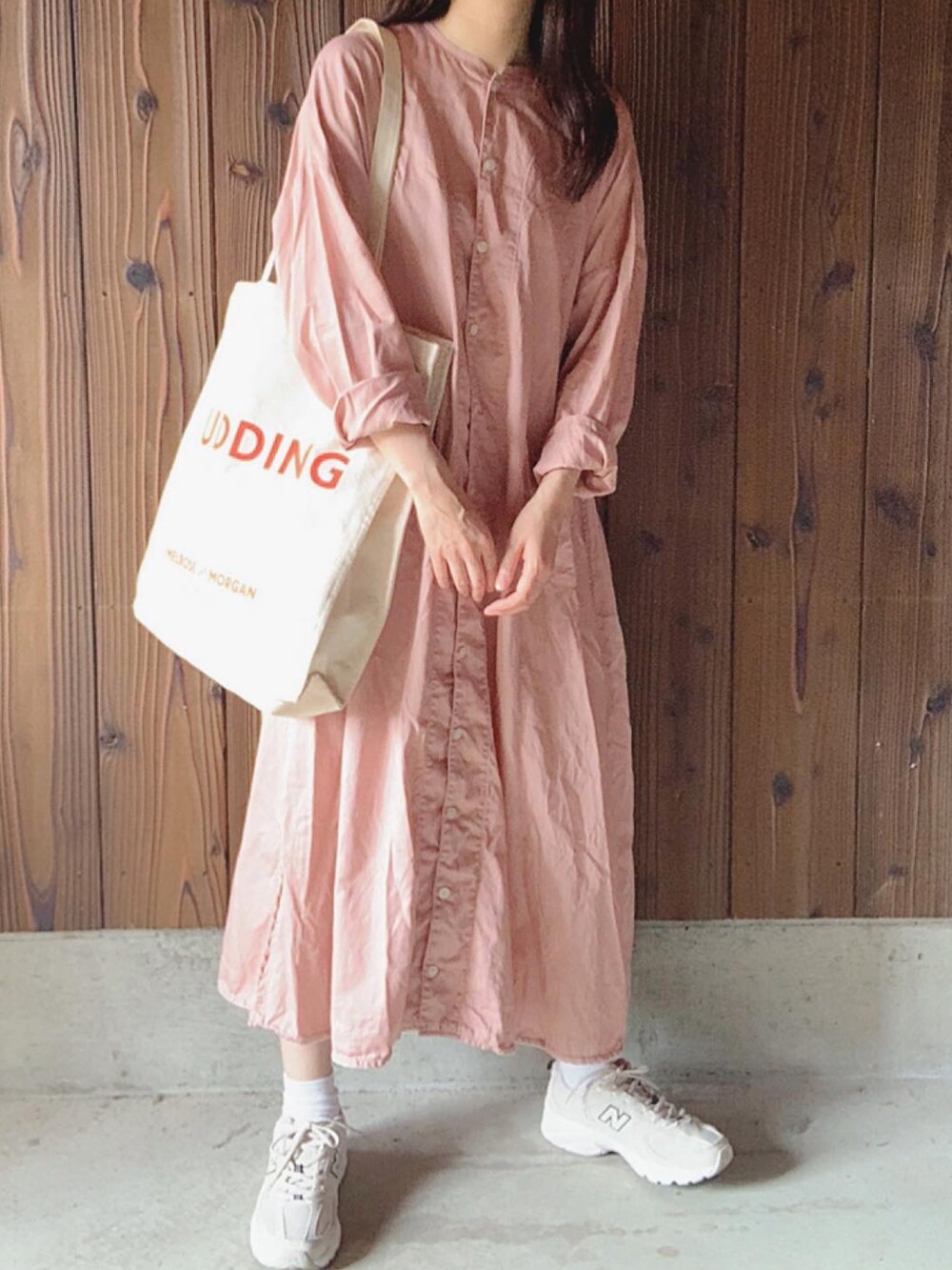 その他のトートバッグ、グレー系のスニーカーを着用したレディースの秋コーディネートの2枚目の写真