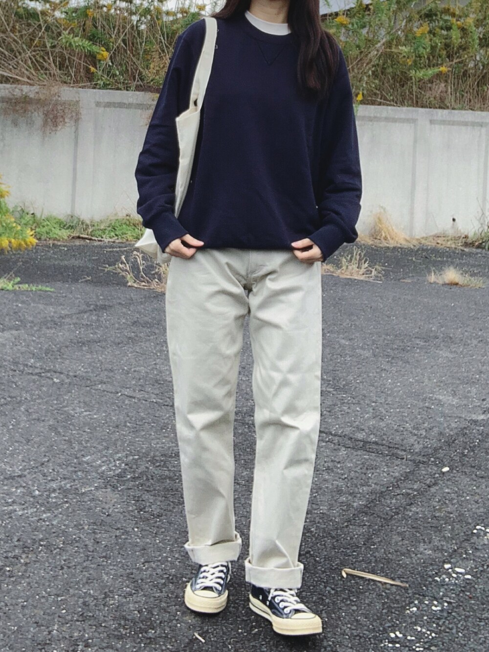 ホワイト系のその他パンツ、ブラック系のスニーカーを着用したレディースの秋コーディネートの3枚目の写真