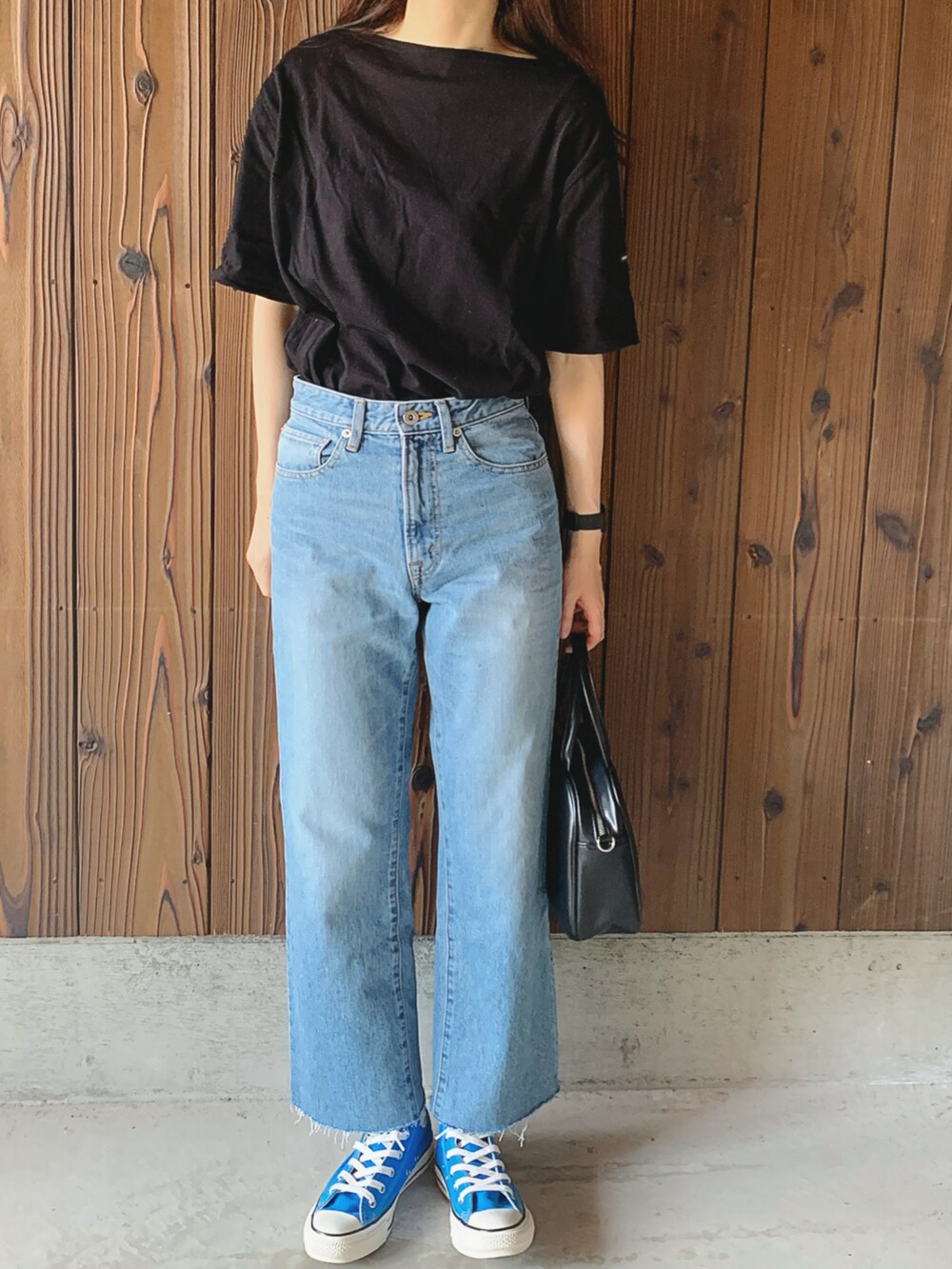 ブラック系のボストンバッグを着用したレディースの夏コーディネートの3枚目の写真