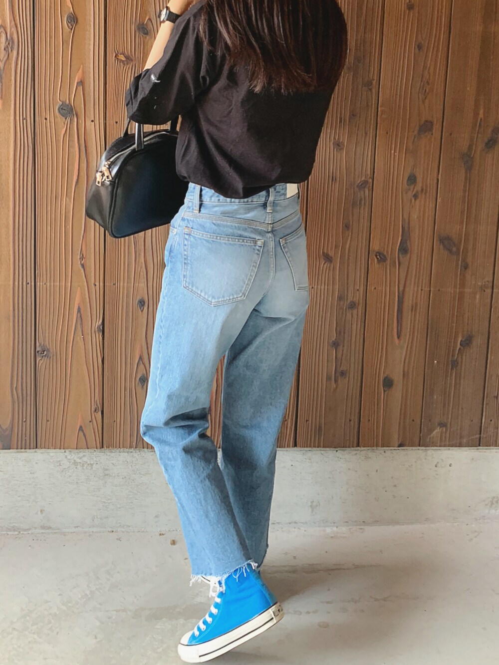 ブラック系のボストンバッグを着用したレディースの夏コーディネートの5枚目の写真