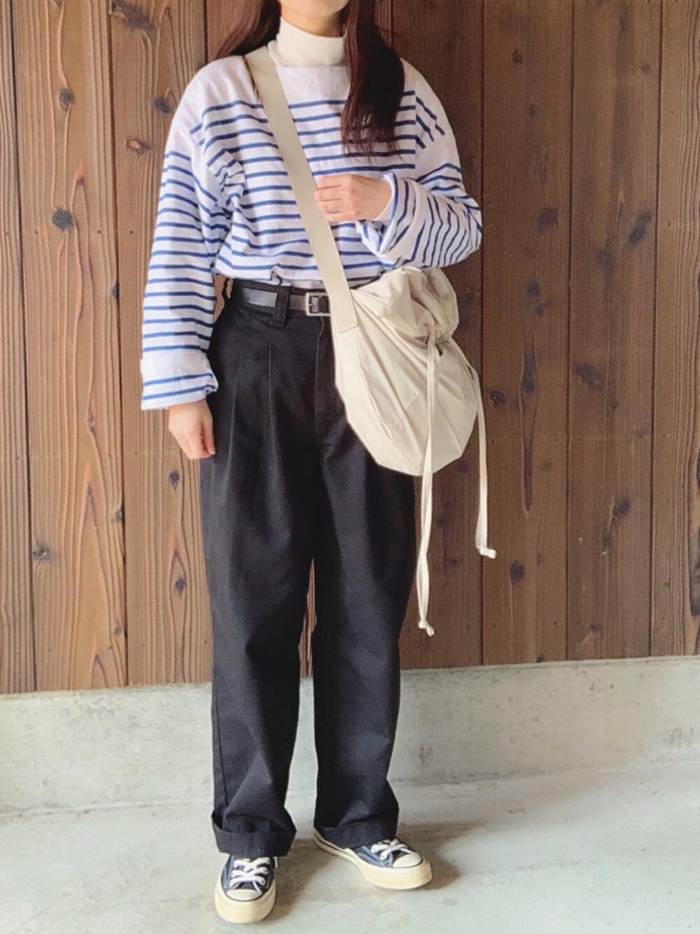 ブルー系のTシャツ/カットソー、ブラック系のその他パンツ、ブラック系のスニーカーを着用したレディースの春コーディネートの2枚目の写真