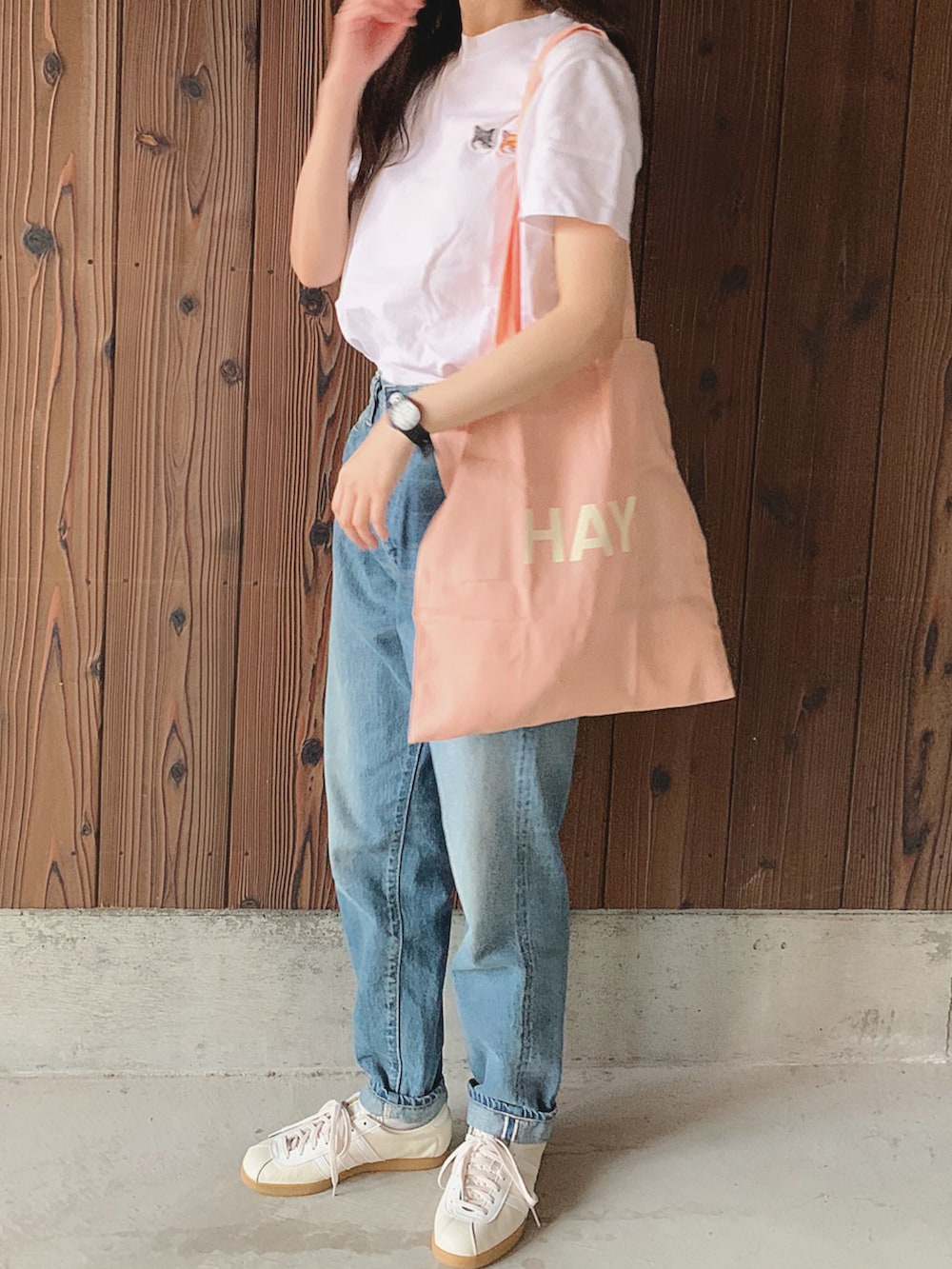 ホワイト系のTシャツ/カットソー、ブルー系のデニムパンツ、ホワイト系のスニーカーを着用したレディースの夏コーディネートの4枚目の写真